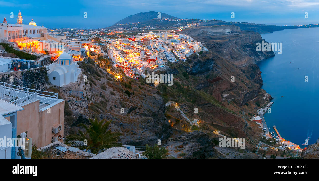 Fira durante il blu crepuscolo ora, Santorini, Grecia Foto Stock