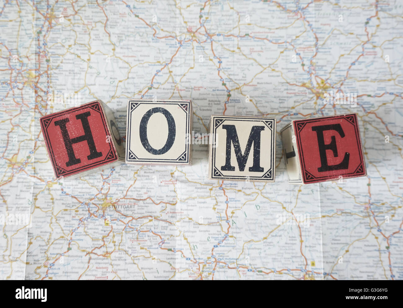 La parola Casa fatta con cubetti di vintage su una mappa Foto Stock