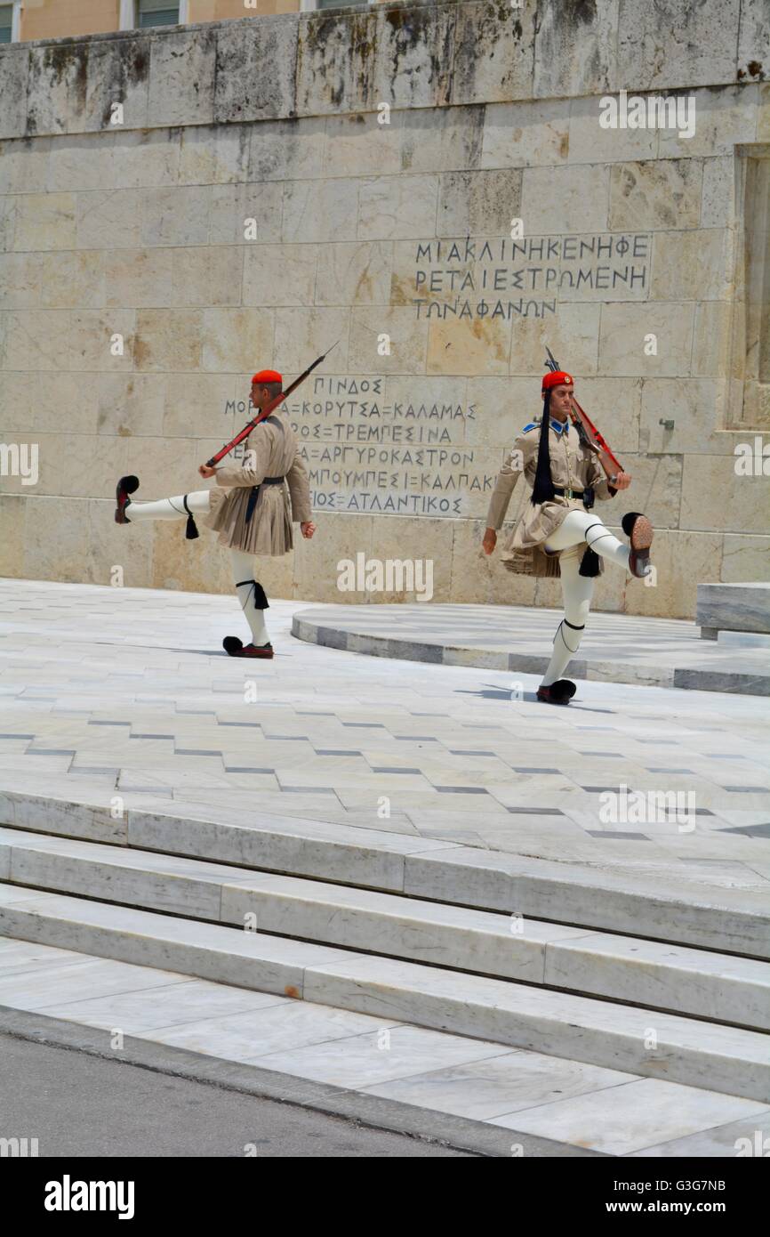 I soldati davanti al parlamento greco edificio sulla piazza di Syntagma, Atene, Grecia Foto Stock