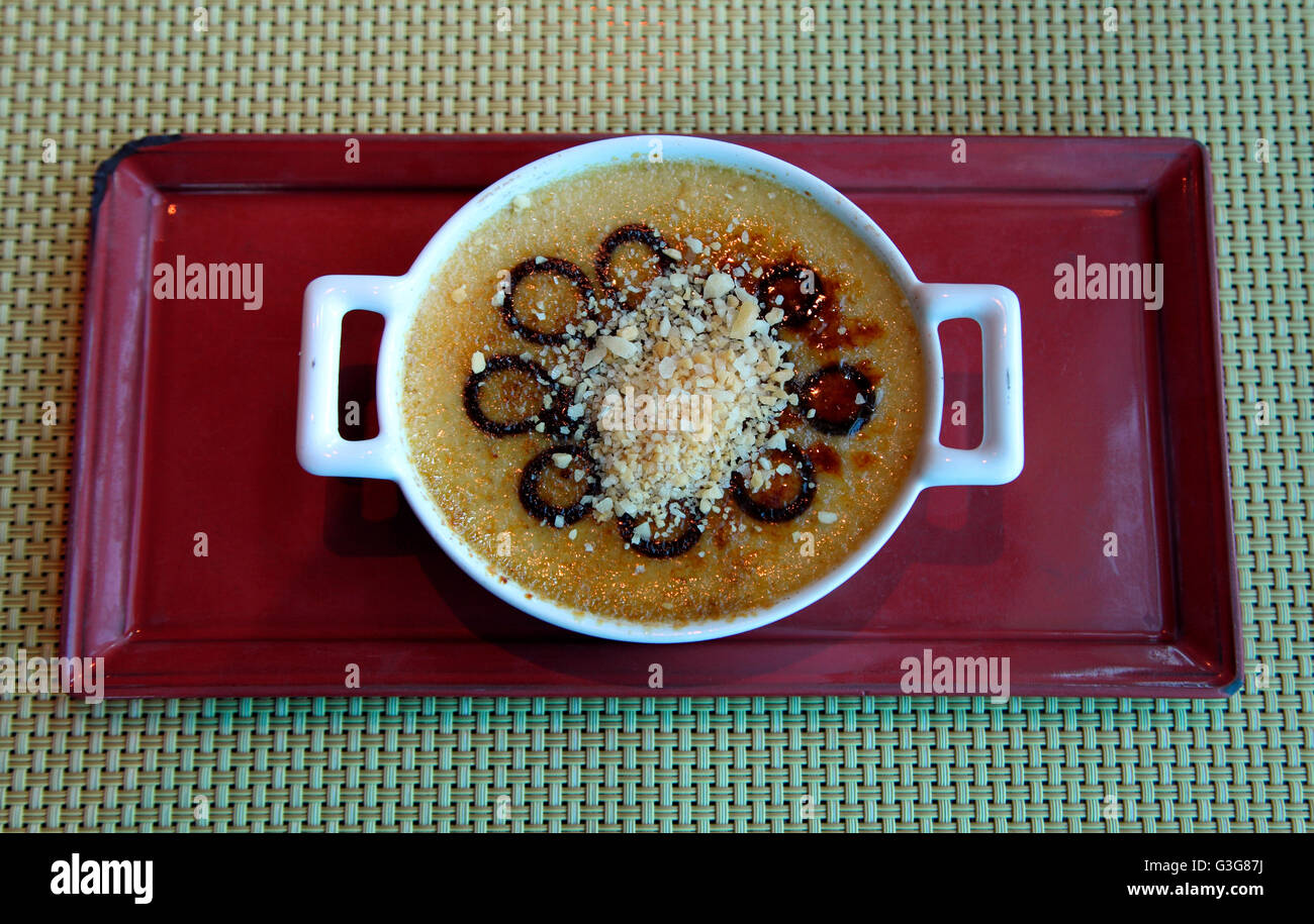 Il pistacchio Creme brulee servita su luxury cruiseship Celebrity Silhouette, Foto Stock