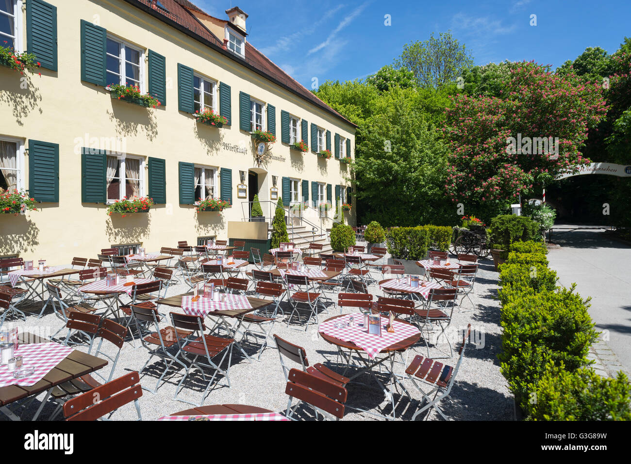 I tavoli e le sedie di fronte alla facciata del ristorante Aumeister nel Giardino Inglese a Monaco di Baviera, Baviera, Germania Foto Stock