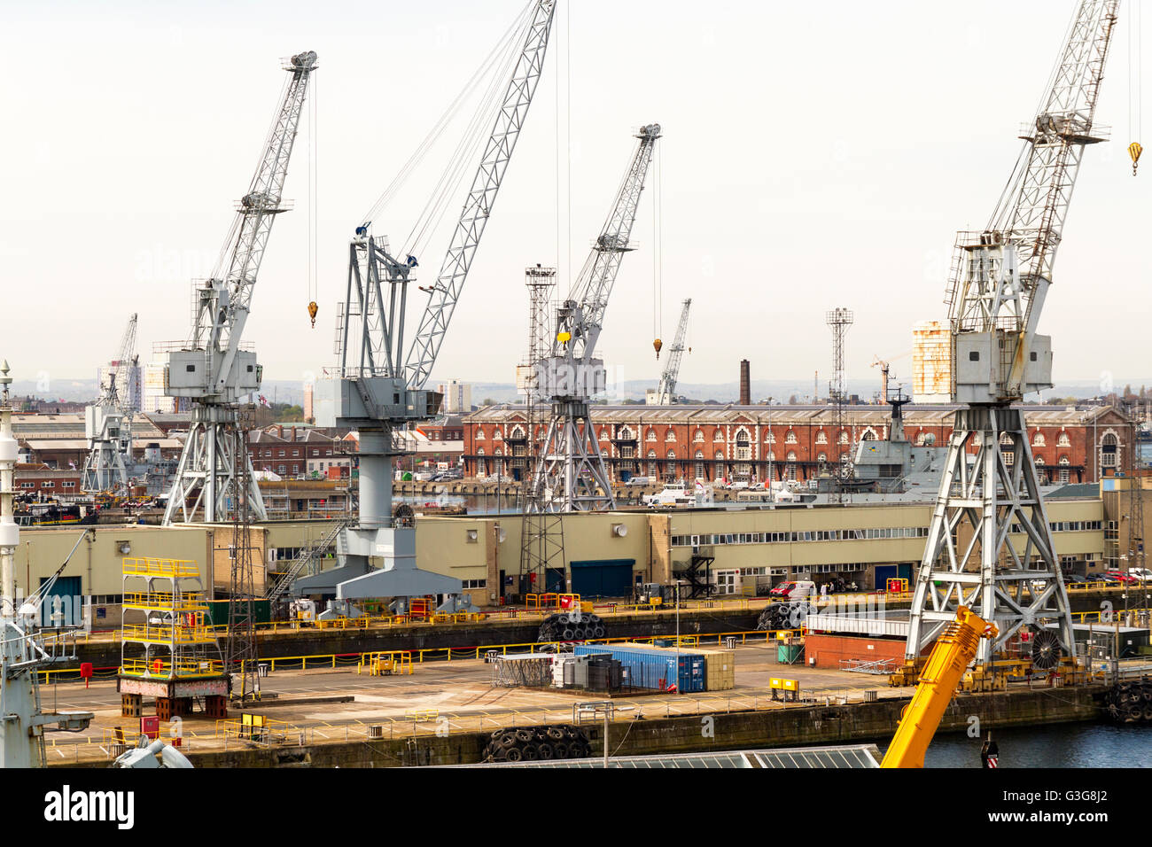 Un sacco di gru in Portsmouth dock / docks cantiere REGNO UNITO Foto Stock