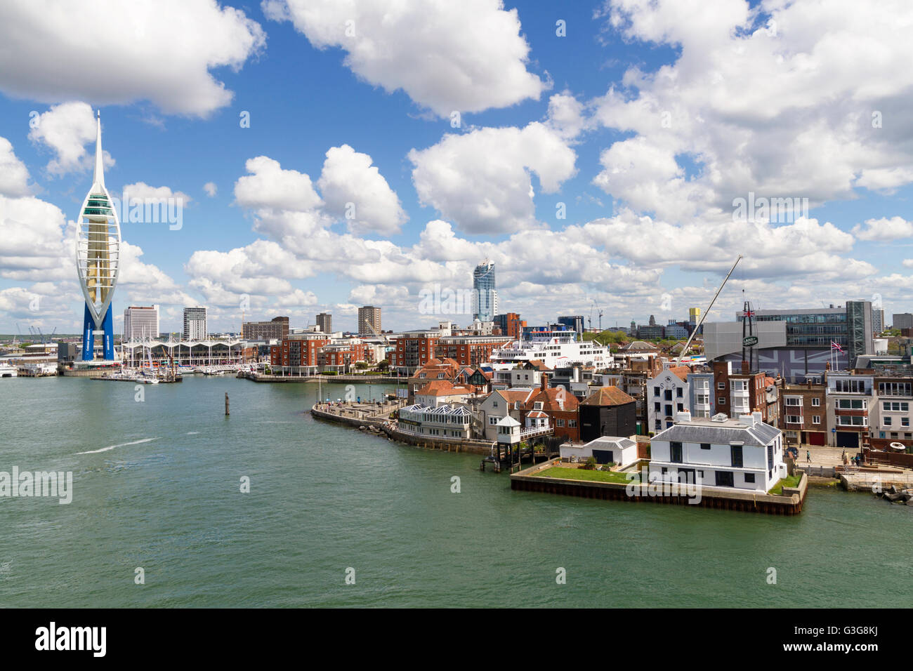 Il porto, il lungomare e la Spinnaker Tower a Portsmouth Regno Unito Foto Stock