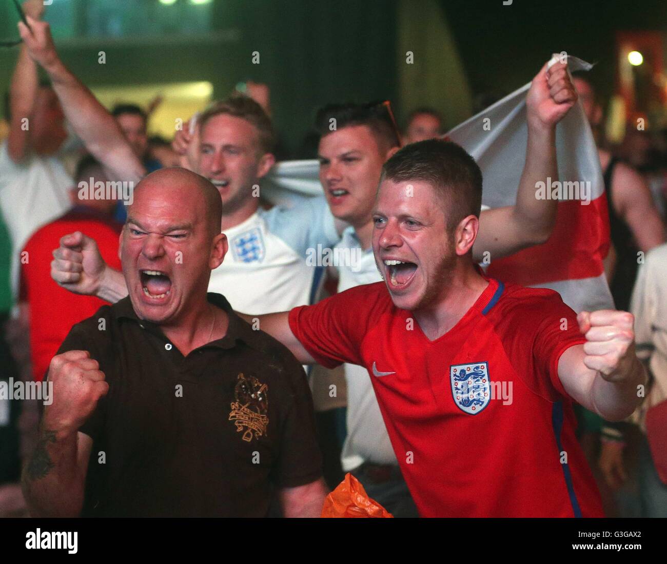 Tifosi inglesi reagire nella zona della ventola a Marsiglia, Francia, come l'Inghilterra del Eric Dier, punteggi durante durante UEFA EURO 2016, gruppo B corrispondono allo Stade Velodrome, Marsiglia. Foto Stock