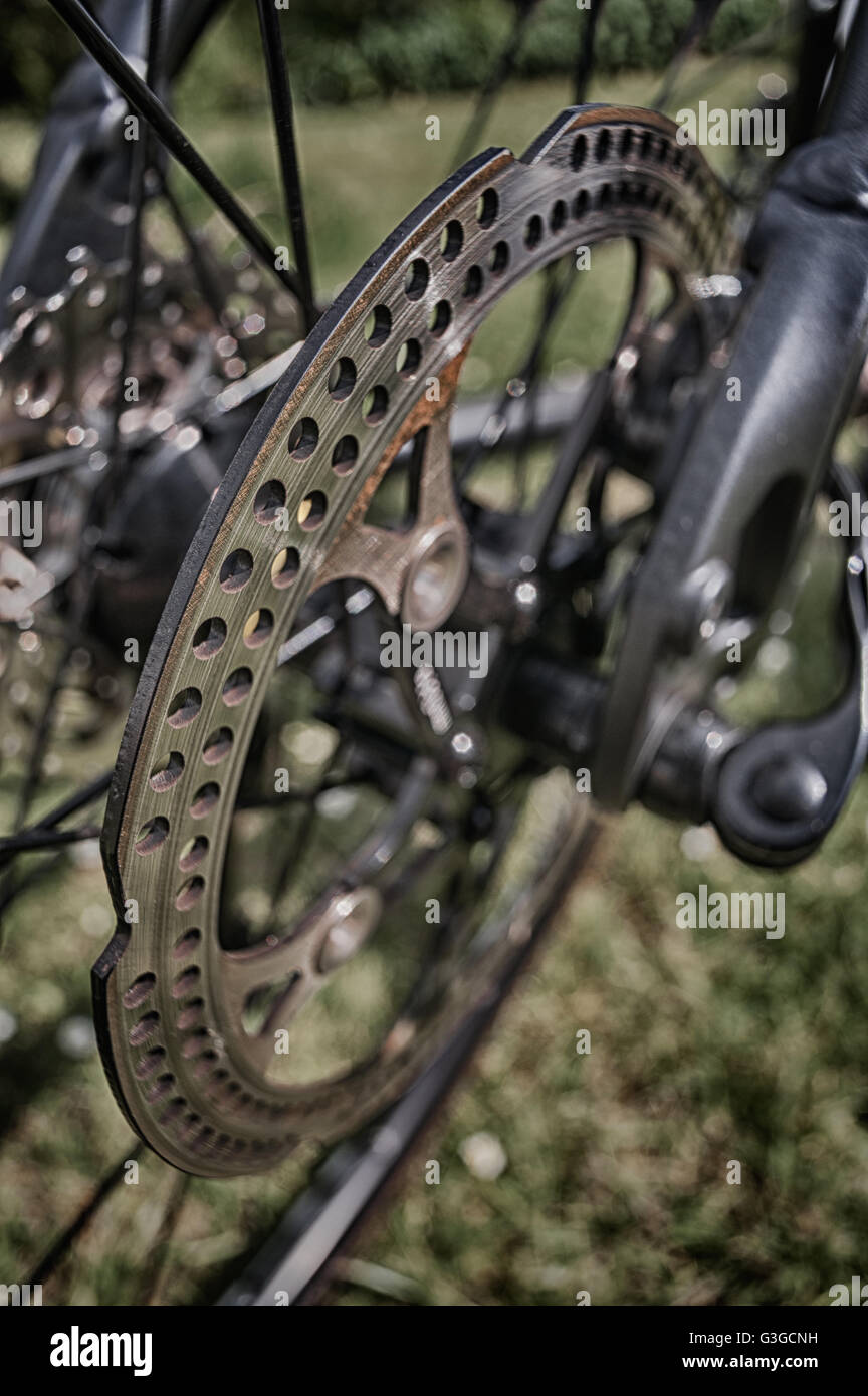 Lamiera di acciaio freno a disco per bicicletta da strada dando grande rottura forte capacità di arresto ma il coltello bordi taglienti rischio di tagli il taglio Foto Stock