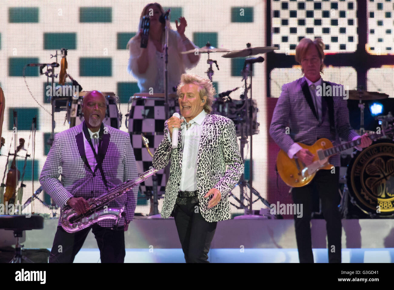 Rod Stewart esegue in scena a Cardiff, nel Galles del Sud. Foto Stock