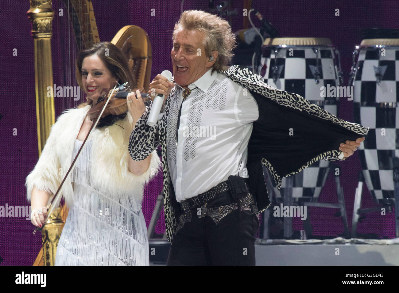 Rod Stewart esegue in scena a Cardiff, nel Galles del Sud. Foto Stock