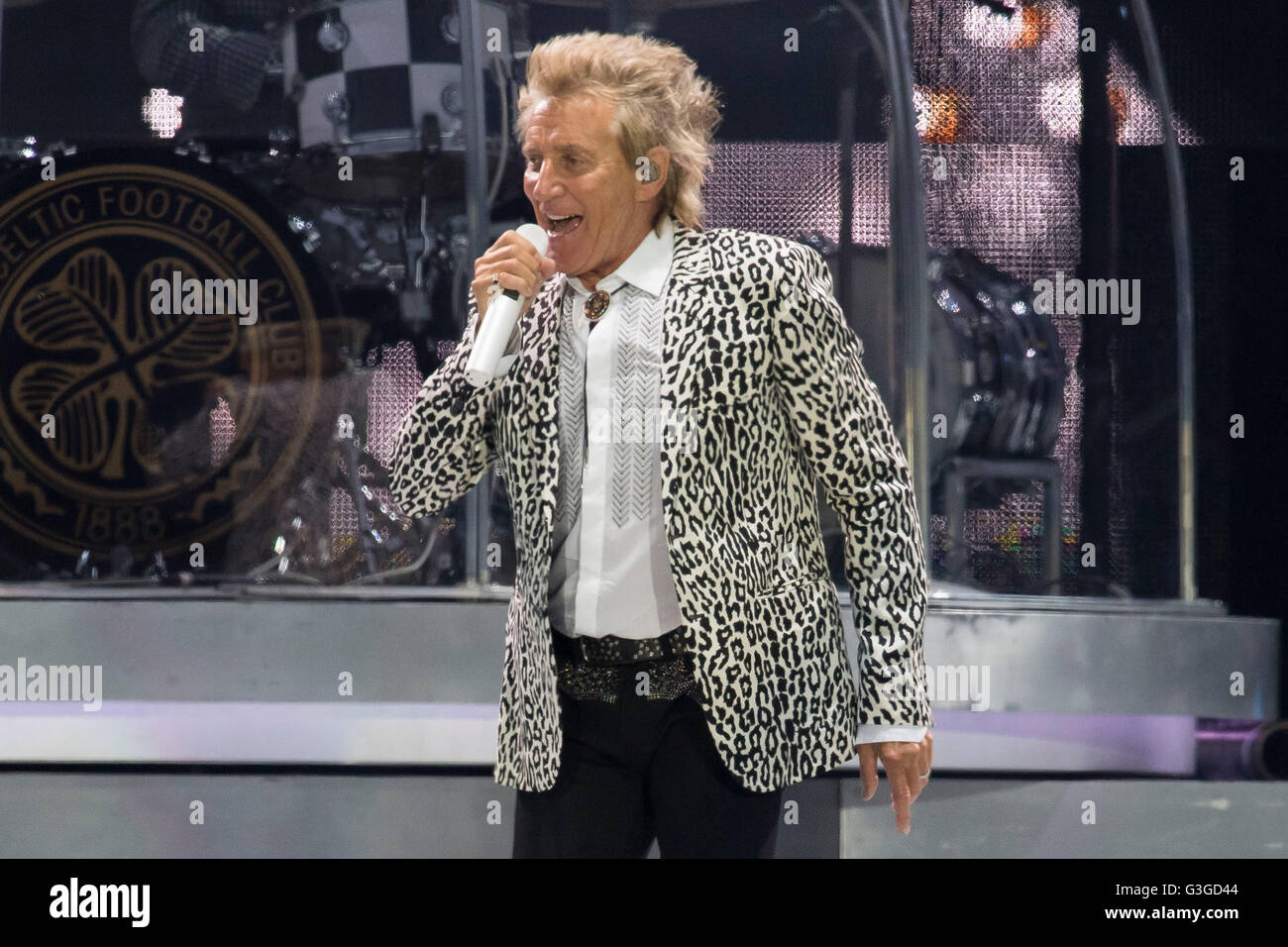 Rod Stewart esegue in scena a Cardiff, nel Galles del Sud. Foto Stock