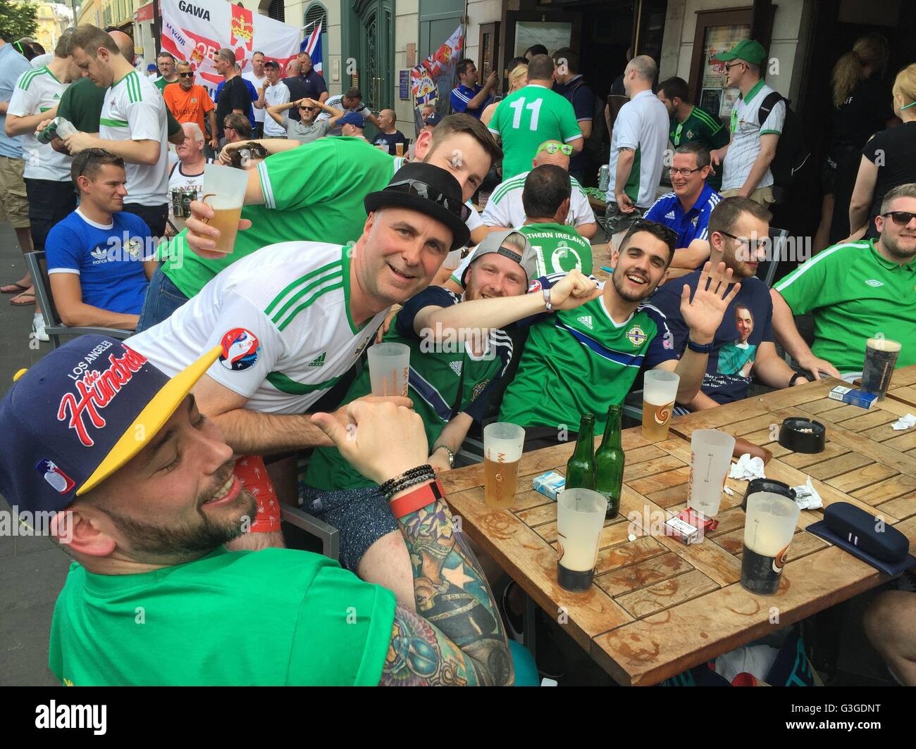 Irlanda del Nord sostenitore e lo Sposo Stuart Stockman (seconda a sinistra) al di fuori del Ma Nolan's Irish pub in Nizza, Francia davanti al suo compagno di squadra di apertura della partita contro la Polonia in Euro 2016. Foto Stock