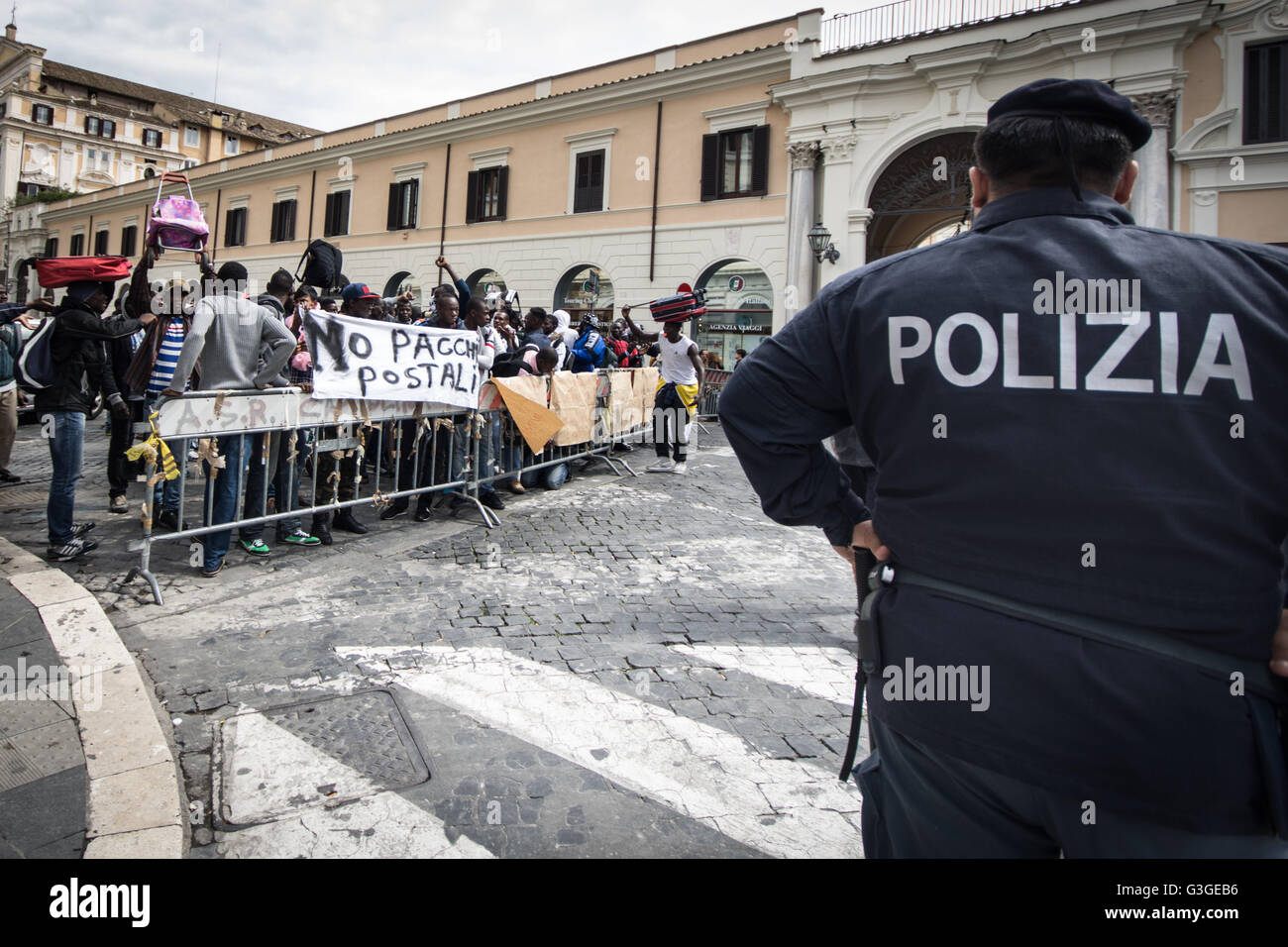 Roma 05/17/2016 Gruppo di richiedenti asilo e rifugiati C.A.R.A. Castelnuovo di Porto ha dimostrato di fronte la Prefettura per richiedere il blocco del trasferimento forzato e condizioni di vita dignitose nella foto Polizia (foto di Andrea Ronchini / Pacific Stampa) Foto Stock