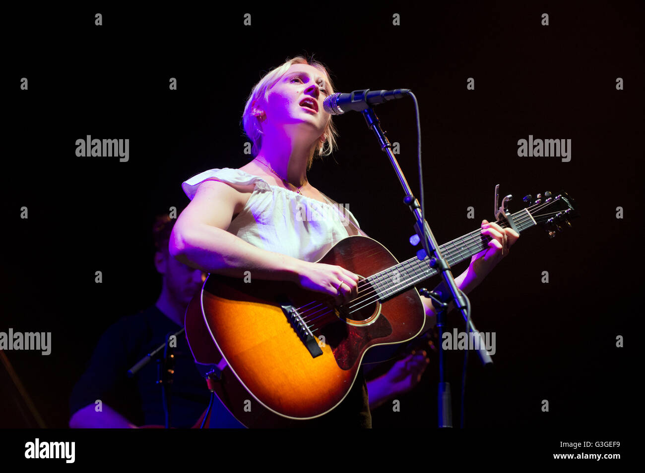 Leeds, Regno Unito. Decimo Giugno, 2016. Laura Marling in concerto a supporto di Neil Young presso la prima diretta Arena, Leeds. Foto Stock Leeds, Regno Unito. Decimo Giugno, 2016. Laura Marling in concerto a supporto di Neil Young presso la prima diretta Arena, Leeds. Foto Stock
