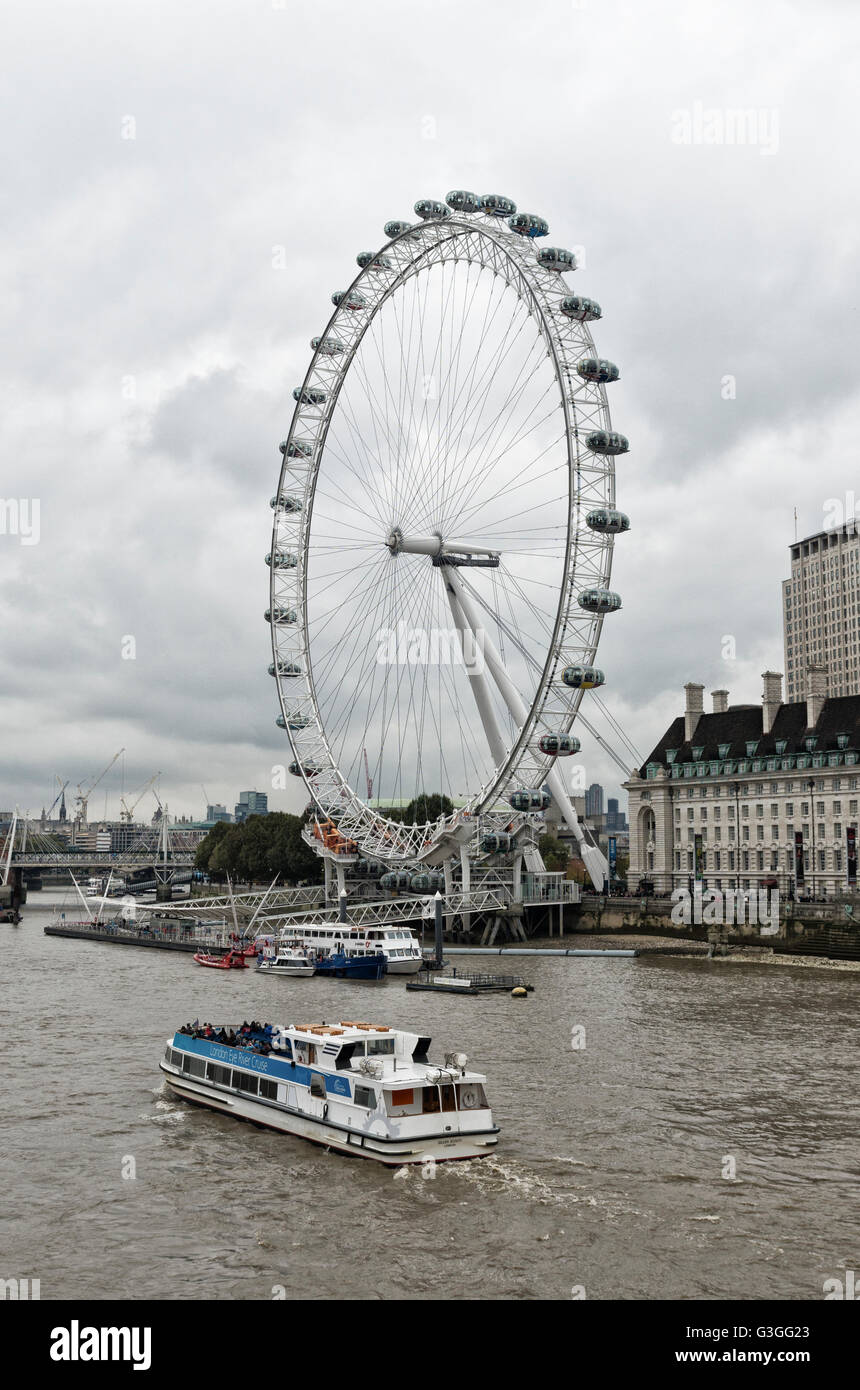 Londra - 19 ottobre 2015: il famoso London Eye ruota panoramica Ferris visto dal Westminster Bridge Foto Stock