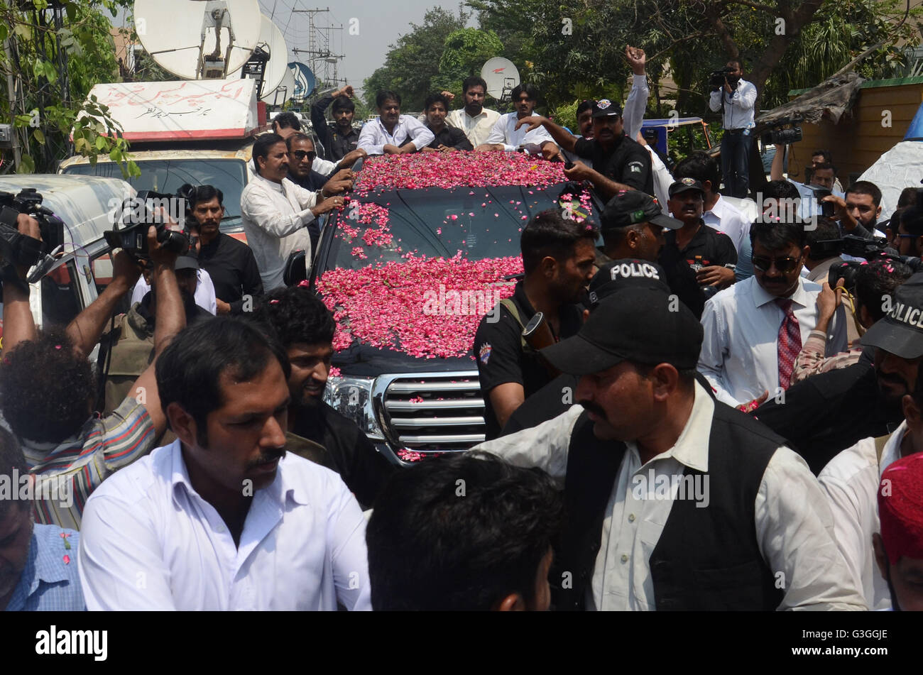 Lahore, Pakistan. 11 Maggio, 2016. Figlio dell ex Primo Ministro pakistano e leader del partito di opposizione del Pakistan del Partito popolare arriva a casa sua. Le autorità afgane ha detto che una NATO-led delle forze di sicurezza afgane missione salvato Ali Haider Gilani da un al-Qaeda legata militanti del gruppo. © Rana Sajid Hussain/Pacific Press/Alamy Live News Foto Stock