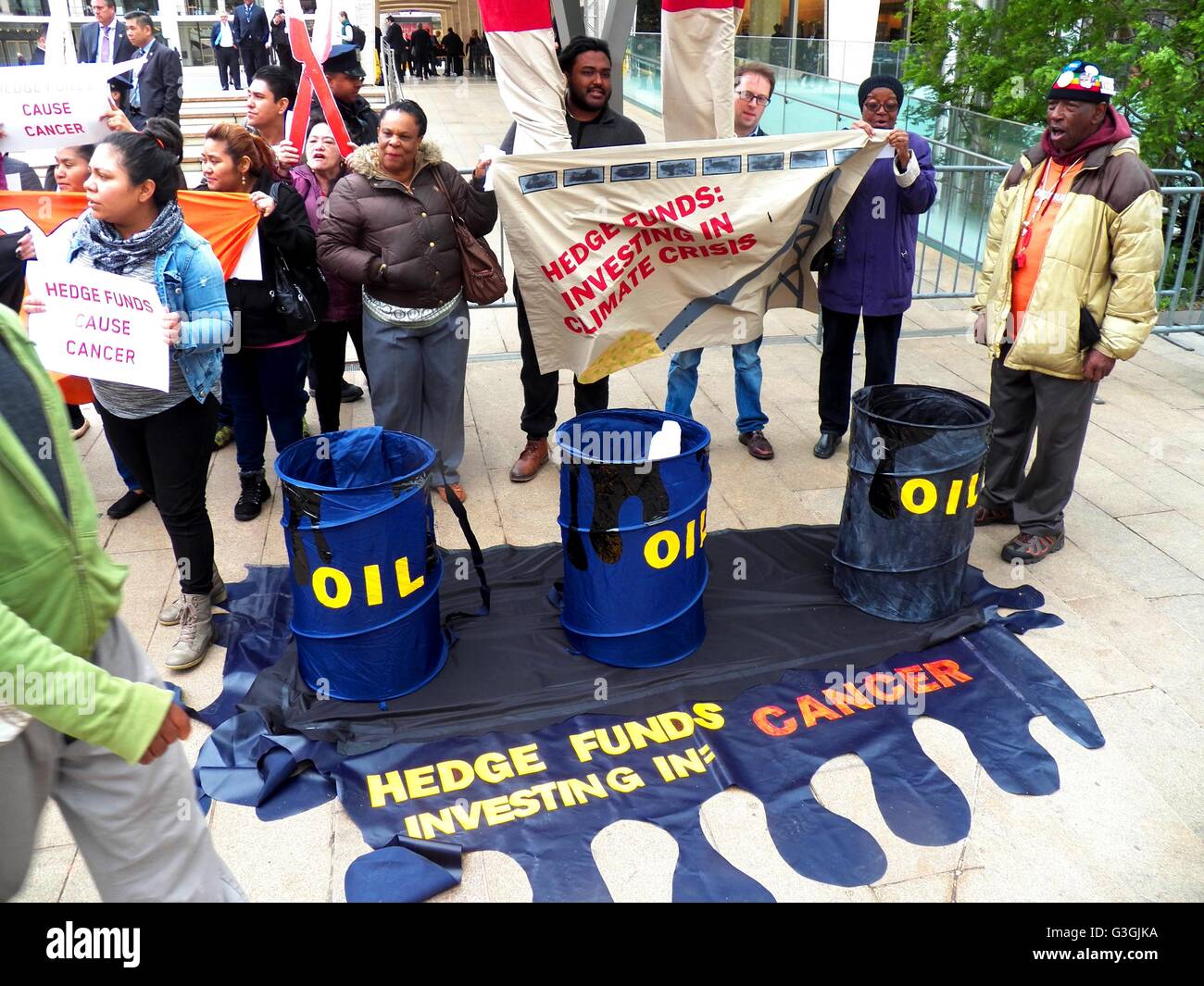 Hedge Clipper Rally e di protesta a Sohn Conference Lincoln Center di New York- dire di no a #CancerousCash la conferenza di Sohn richiama i più grandi nomi della finanza per discutere le idee di investimento per una buona causa": per raccogliere fondi per pazienti pediatrici e cancro. La verità nascosta è che essi sono gli stessi investitori rendendo milioni mediante espansione di un ben noto che provocano il cancro: INDUSTRIA DEI COMBUSTIBILI FOSSILI. (Foto: Mark Apollo/Pacific Stampa) Foto Stock