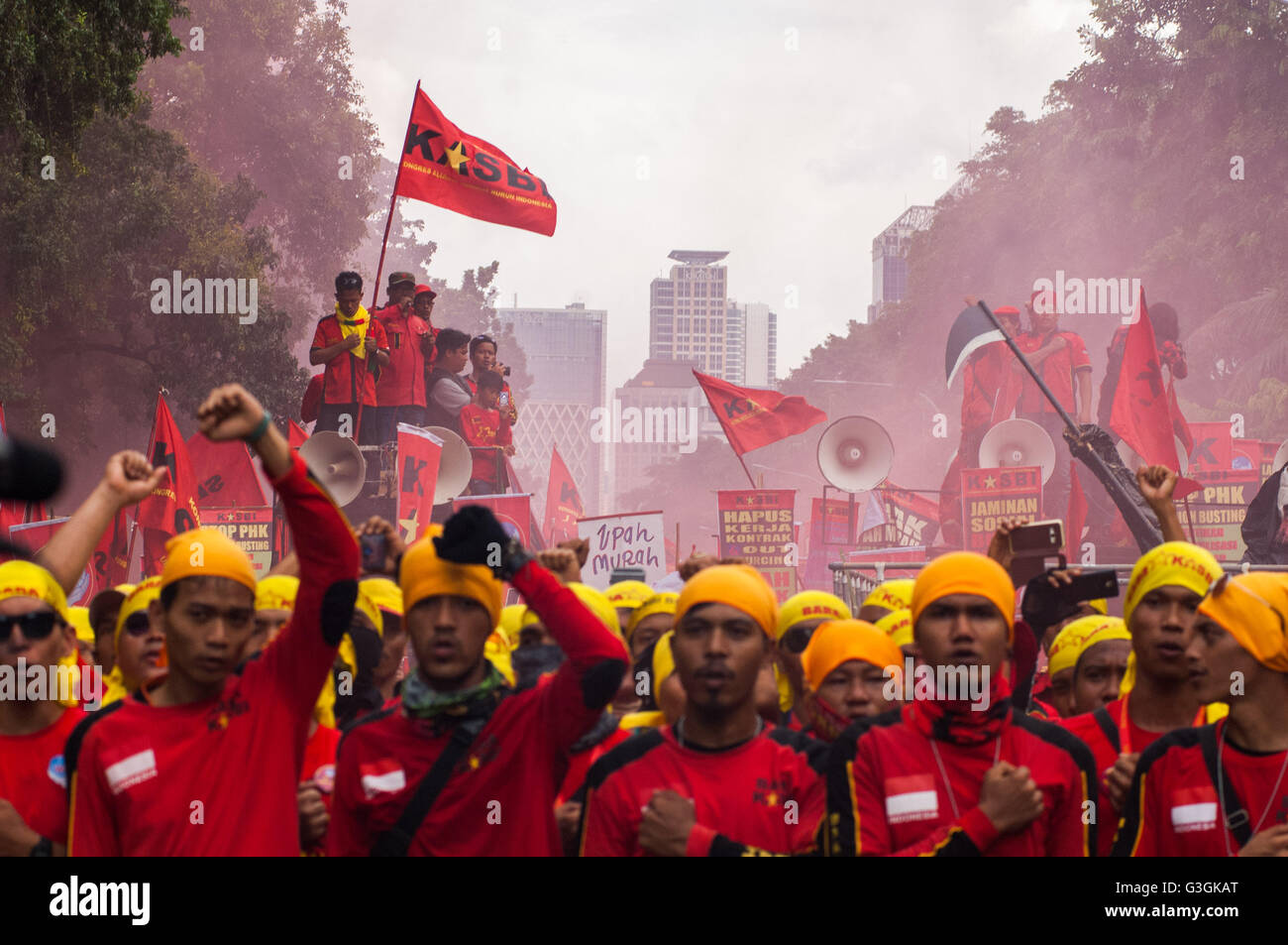 Jakarta, Indonesia. 01 Maggio, 2016. Migliaia di lavoratori sono cantando Indonesia inno nazionale in Jalan Merdeka Barat prima di terminare la giornata del lavoro rally. © Ario Adityo/Pacific Press/Alamy Live News Foto Stock