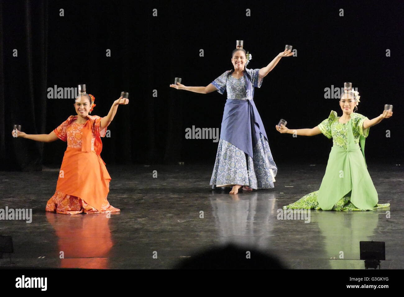 Pasay, Filippine. 29 apr, 2016. T.U.P. Kalinagan Dance Troupe diretta da Franco Velas. Ballet Manila, in cooperazione con Manila Broadcasting Company e il Teatro Aliw, e in collaborazione con la Commissione Nazionale per la cultura e le arti (NCCA) ospita la seconda BM-NCCA IDD Festival di Danza nella celebrazione della danza internazionale al giorno. Il festival offre scuole di danza e le imprese in un giorno pieno di spettacoli e attività. © George Buid/Pacific Press/Alamy Live News Foto Stock