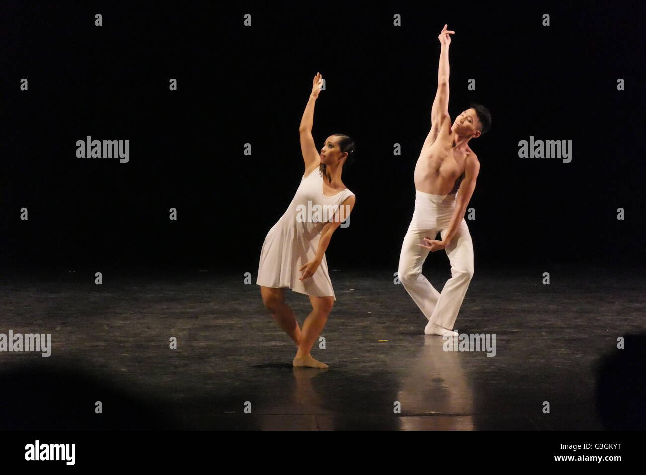 Pasay, Filippine. 29 apr, 2016. Fino Dance Company e il direttore esecutivo è Angela Baguilat. Direttori Artistici: Herbert Alvarez, Maria Elena Laniog. Ballet Manila, in cooperazione con Manila Broadcasting Company e il Teatro Aliw, e in collaborazione con la Commissione Nazionale per la cultura e le arti (NCCA) ospita la seconda BM-NCCA IDD Festival di Danza nella celebrazione della danza internazionale al giorno. Il festival offre scuole di danza e le imprese in un giorno pieno di spettacoli e attività. © George Buid/Pacific Press/Alamy Live News Foto Stock