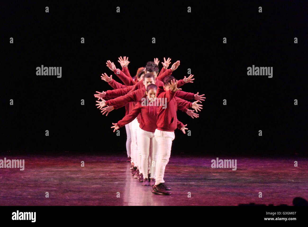 Pasay, Filippine. 29 apr, 2016. La Madonna del Perpetuo Soccorso di Danza di Società e il direttore artistico è Bobby John H. Salinas. Ballet Manila, in cooperazione con Manila Broadcasting Company e il Teatro Aliw, e in collaborazione con la Commissione Nazionale per la cultura e le arti (NCCA) ospita la seconda BM-NCCA IDD Festival di Danza nella celebrazione della danza internazionale al giorno. Il festival offre scuole di danza e le imprese in un giorno pieno di spettacoli e attività. © George Buid/Pacific Press/Alamy Live News Foto Stock