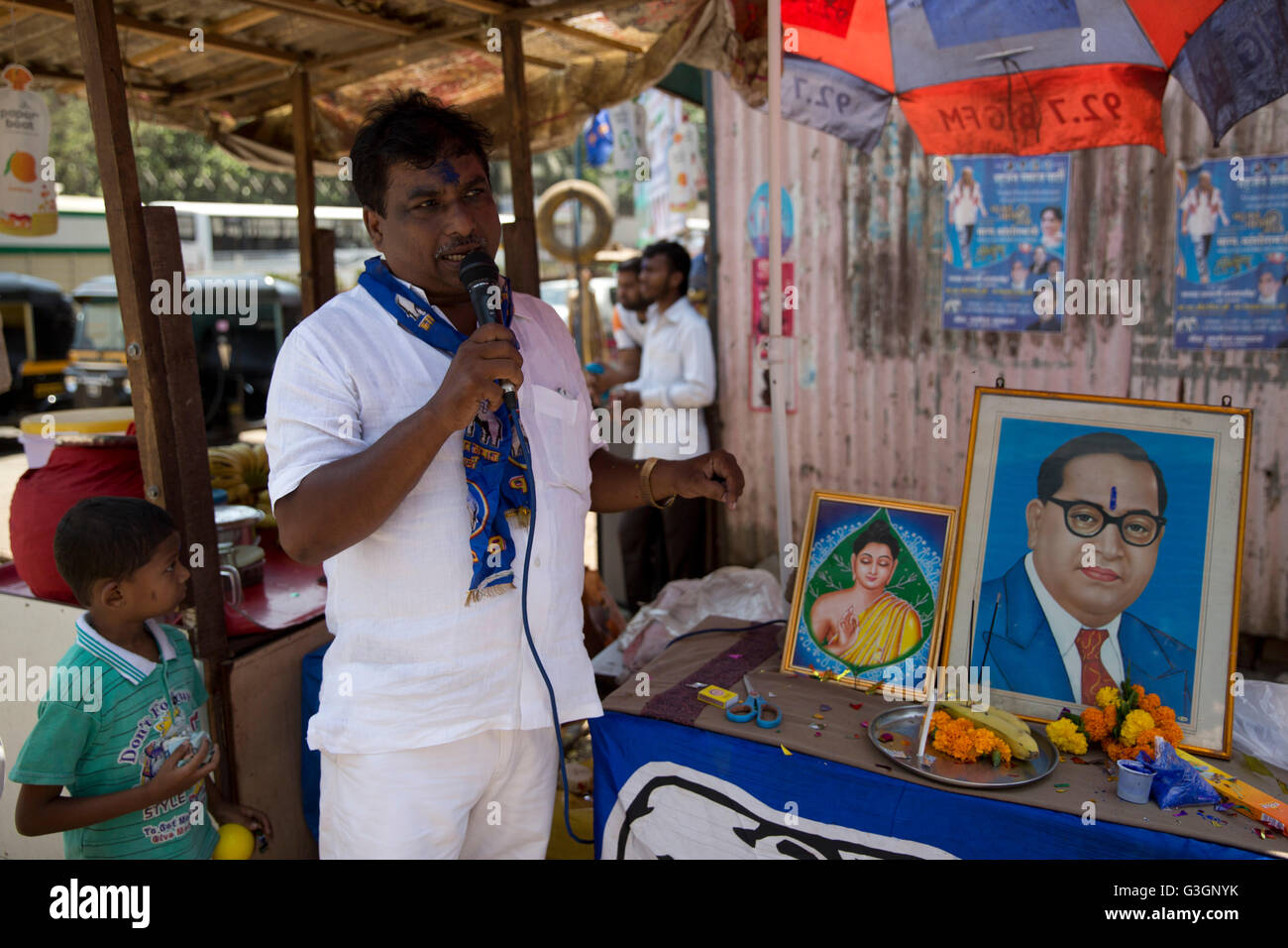 Mumbai, India. Xv Apr, 2016. Un uomo parla di Dr Babasaheb Ambedkar durante un rally aperto in occasione del suo centoventicinquesimo anniversario di nascita.Un uomo che ha dato la costituzione, ha scritto la libertà che ora sono sanciti. © Chirag Wakaskar/Pacific Press/Alamy Live News Foto Stock