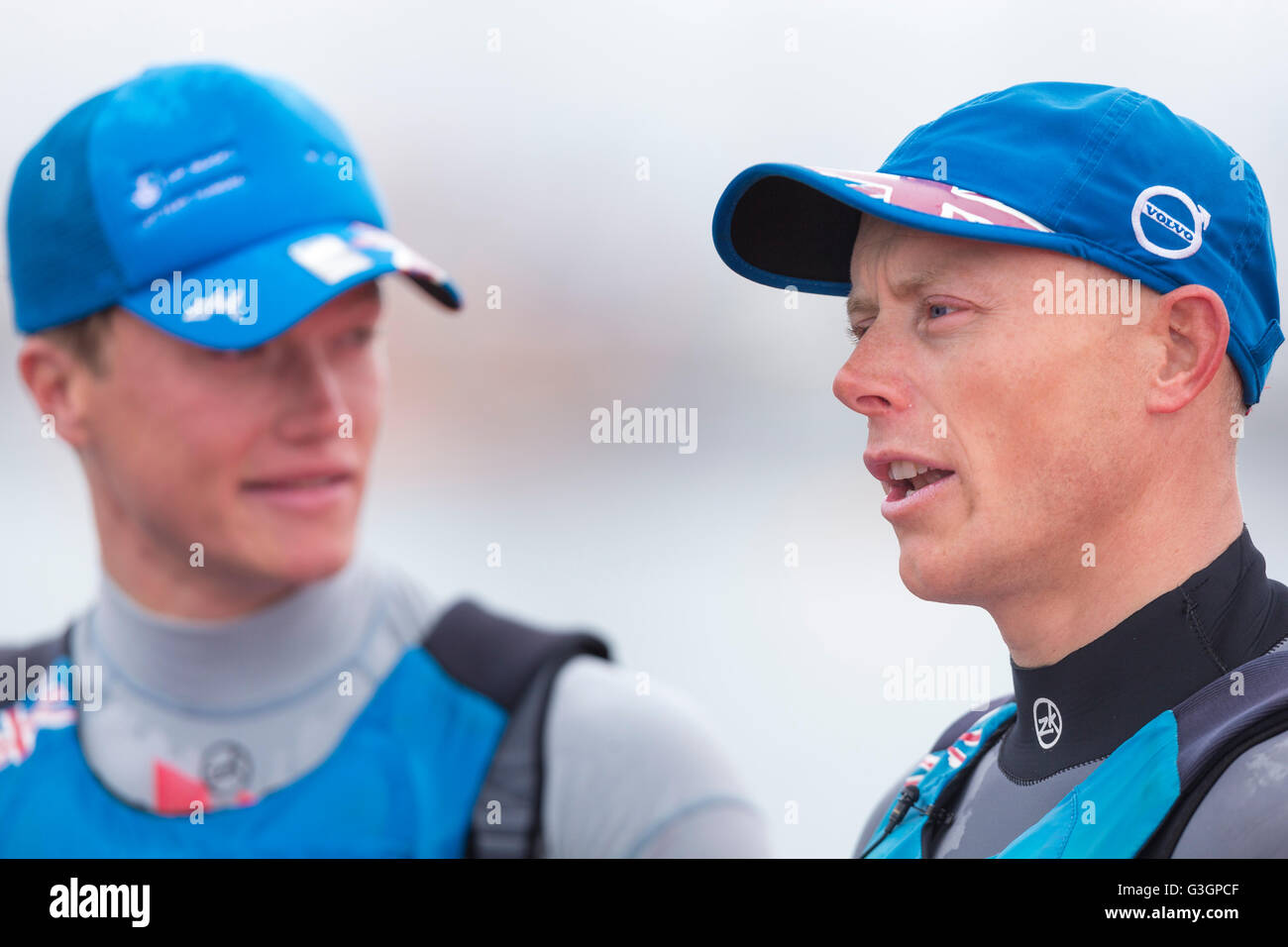British Olympic marinai Nick Thompson (destra) e Elliot Hanson che ha vinto l'oro e argento medaglie nella classe Laser il giorno cinque della ISAF Sailing World Cup a Weymouth e Portland National Sailing Academy, Weymouth. Stampa foto di associazione. Picture Data: Domenica 12 Giugno, 2016. Vedere PA storia Sailing World Cup. Foto di credito dovrebbe leggere: Chris Ison/filo PA. Foto Stock