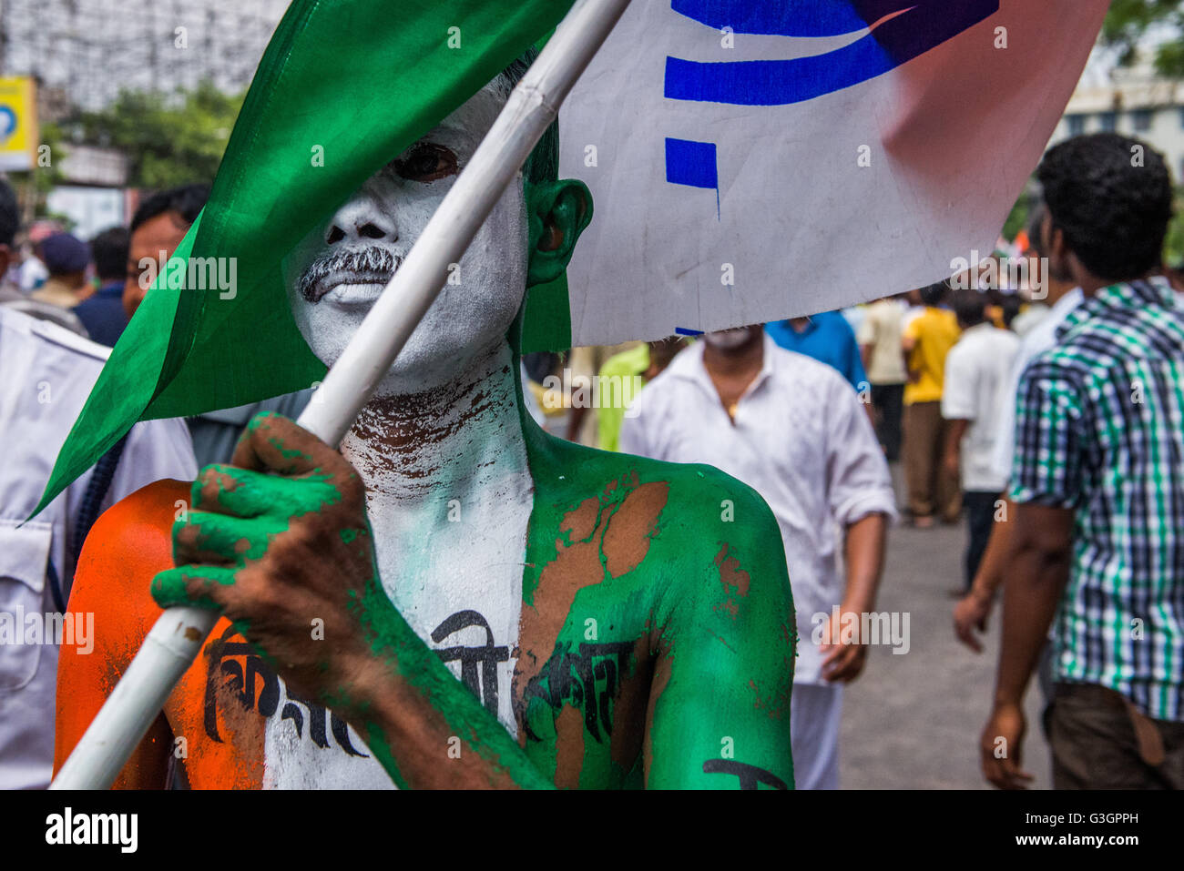 Kolkata, India. 28 apr, 2016. Il Bengala Occidentale il capo di ministro e di tutta l India Trinamool Congress [TMC] Supremo Mamata Banerjee conduce una massiccia rally da Sulekha più per Ballygunge Phari per le prossime elezioni legislative in Kolkata, India. © Debajyoti Das/Pacific Press/Alamy Live News Foto Stock