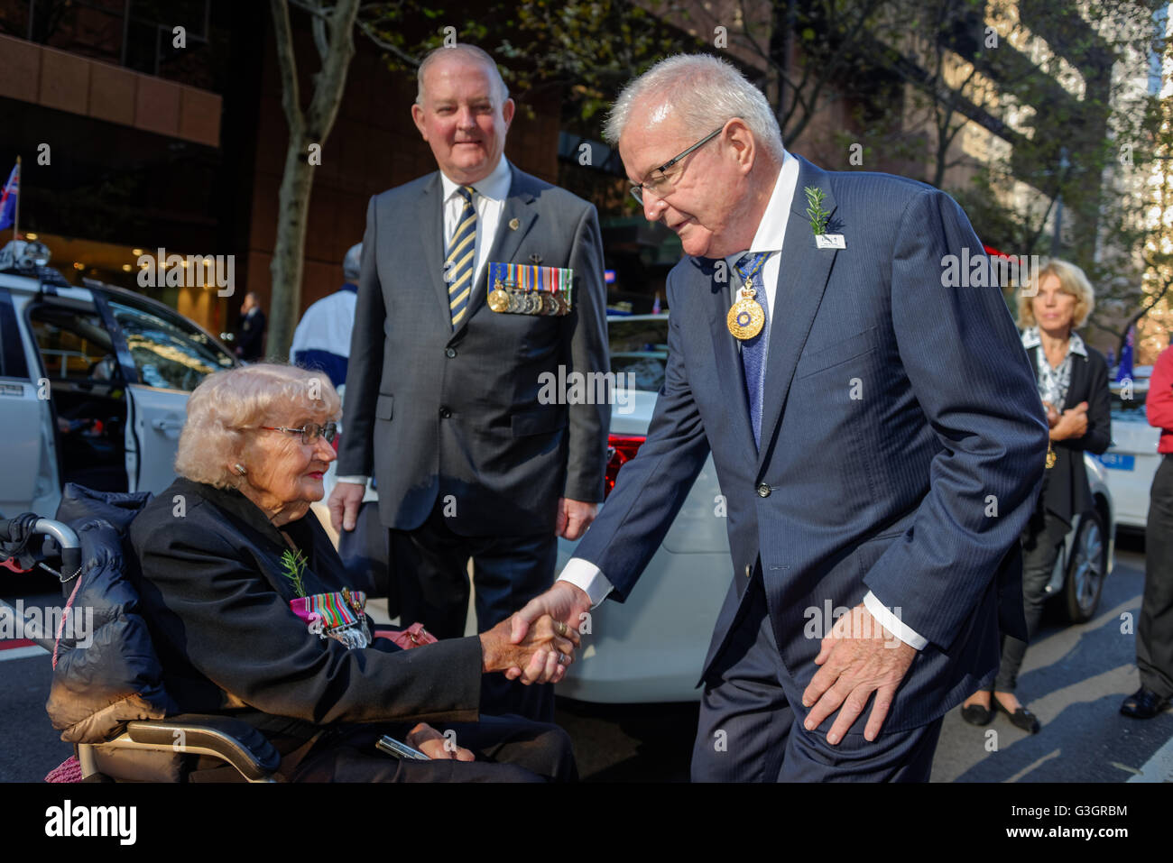 Sydney, Australia. Xxv Aprile, 2016. Gli onorevoli T.F. Bathurst AC, Lieutenant-Governor del Nuovo Galles del Sud saluta Daphne Dunne, vedova di Victoria Cross destinatario Albert Chowne VC MM prima dell'Anzac Day Marzo a Sydney. © Hugh Peterswald/Pacific Press/Alamy Live News Foto Stock