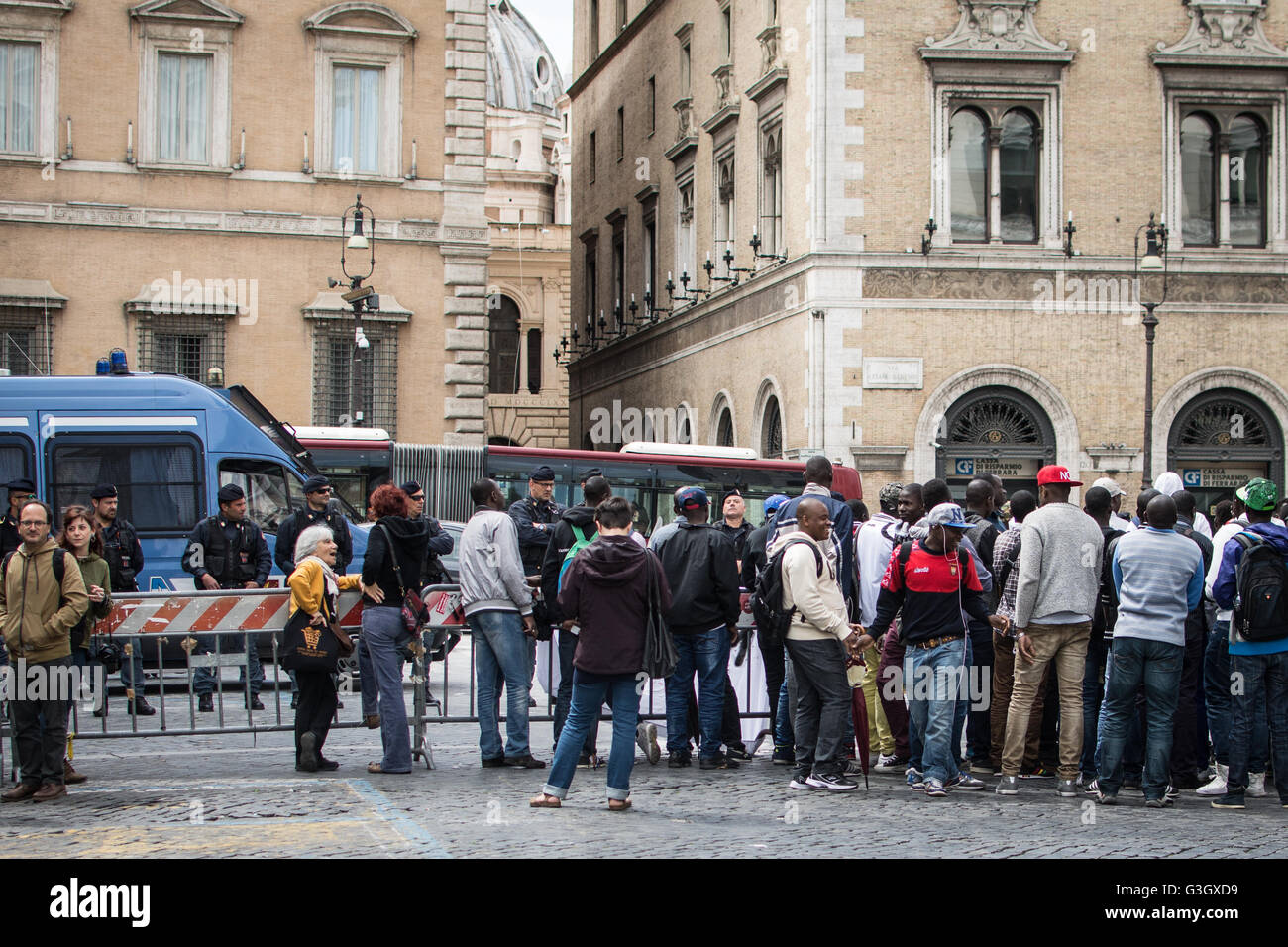 Roma, Italia. Il 17 maggio 2016. Roma 05/17/2016 Gruppo di richiedenti asilo e rifugiati C.A.R.A. Castelnuovo di Porto ha dimostrato di fronte la Prefettura per richiedere il blocco del trasferimento forzato e condizioni di vita dignitose le foto di momento di protes © Andrea Ronchini/Pacific Press/Alamy Live News Foto Stock