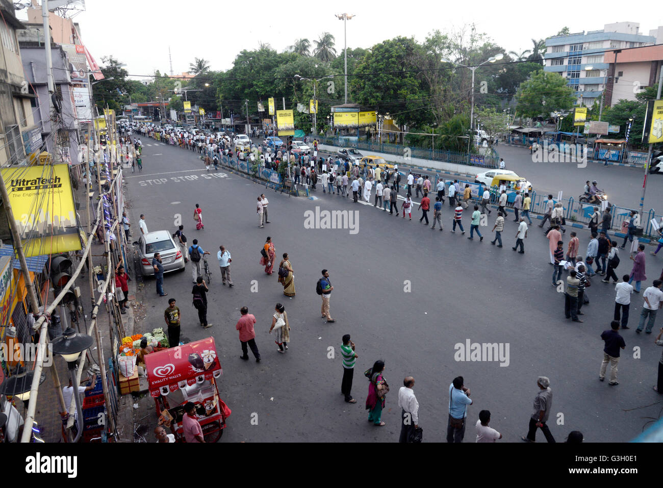 Kolkata, India. Il 12 maggio 2016. Gli insegnanti e gli studenti si sono stretti sotto il vessillo della piattaforma congiunta del Movimento per l'istruzione (JPME) per protestare contro i recenti episodi di violenza a JNU, Università di Hyderabad e Jadavpur University campus. © Saikat Paolo/Pacific Press/Alamy Live News Foto Stock