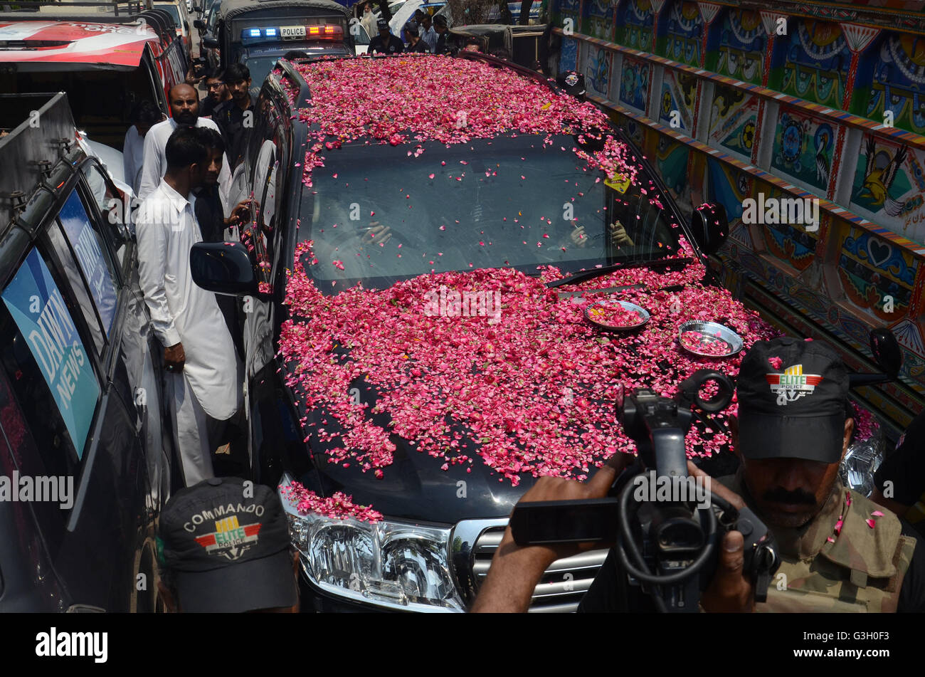 Lahore, Pakistan. 11 Maggio, 2016. Figlio dell ex Primo Ministro pakistano e leader del partito di opposizione del Pakistan del Partito popolare arriva a casa sua. Le autorità afgane ha detto che una NATO-led delle forze di sicurezza afgane missione salvato Ali Haider Gilani da un al-Qaeda legata militanti del gruppo. © Rana Sajid Hussain/Pacific Press/Alamy Live News Foto Stock