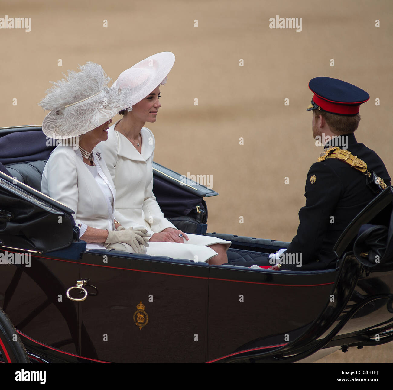 Horse Guards Parade, Londra, Regno Unito. 11 Giugno 2016. La Duchessa di Cornovaglia, la Duchessa di Caterina di Cambridge e il Principe Harry arrivano a Horse Guards nella processione reale. Credit: Malcolm Park/Alamy Live News. Foto Stock