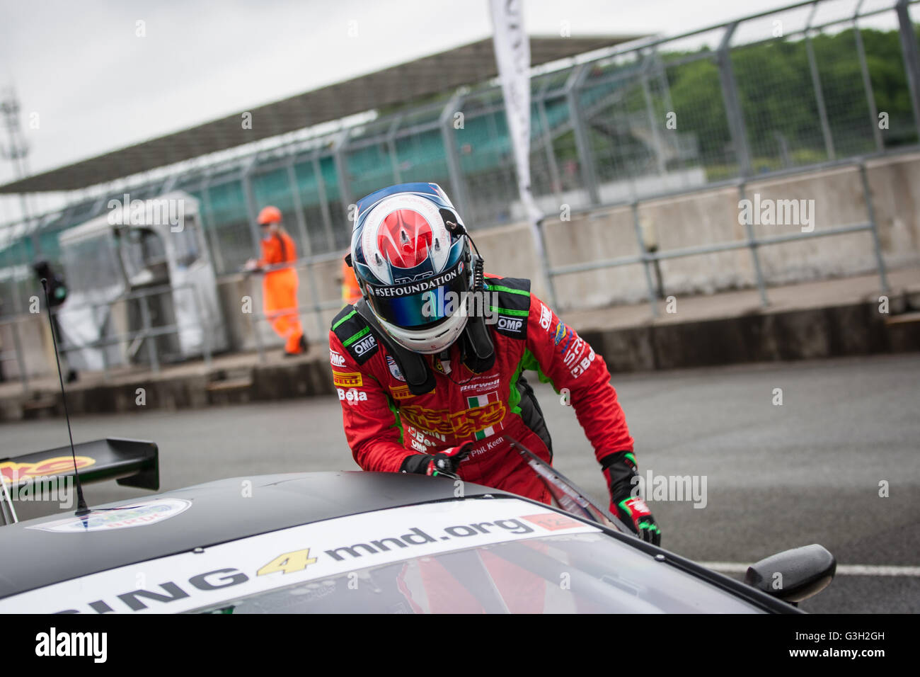 Silverstone, UK. 12 Giugno, 2016. Phil desiderosi di fare un cambio di pilota pratica nel suo #33 Barwell Motorsport Huracan Lamborghini GT3 Credito: Steven roe/Alamy Live News Foto Stock