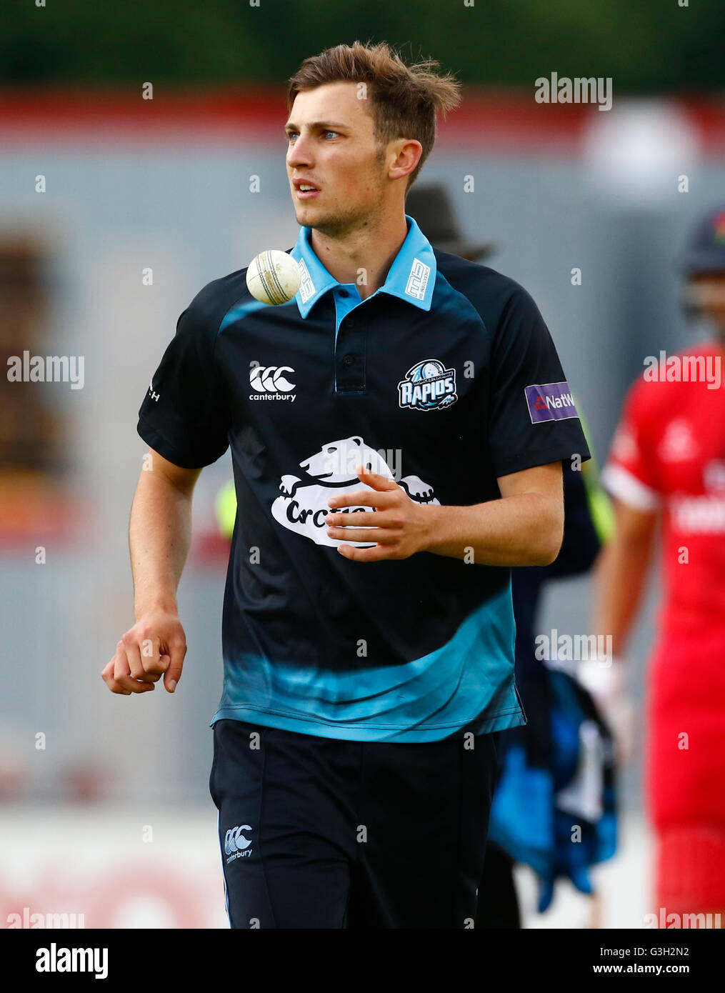 Old Trafford, Manchester, Regno Unito. Il 24 giugno 2016. Natwest T20 Blast. Lancashire Lightning versus Worcestershire Rapids. Worcestershire Rapids tuttofare ed Barnard si prepara per la coppa. © Azione Sport Plus/Alamy Live News Foto Stock