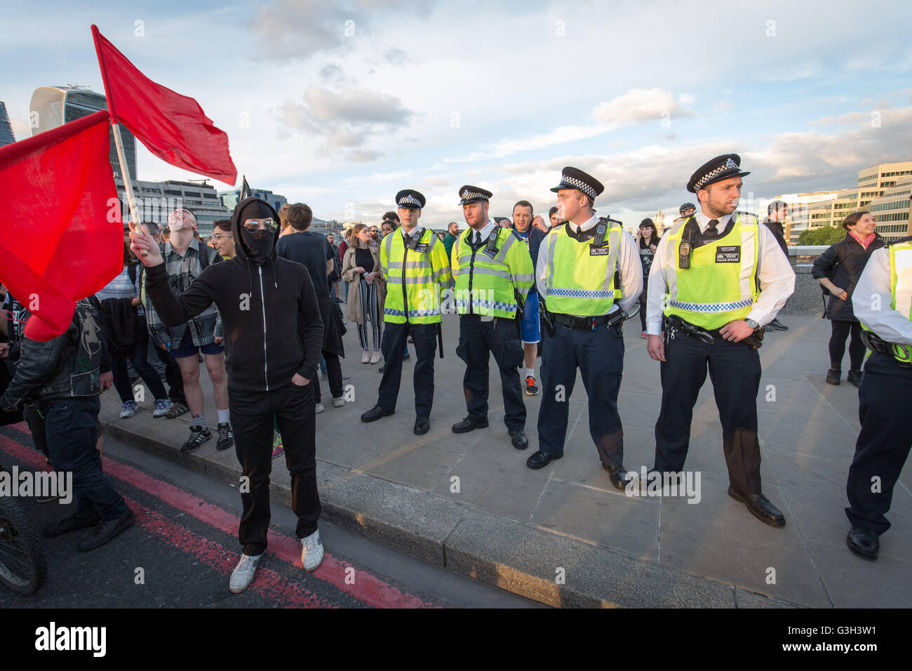 Londra, Regno Unito. Il 24 giugno 2016. La difesa di tutti i migranti. Un post referendum UE protesta guidati da oltre cinquecento pro-rifugiato manifestanti e anti-governo gruppi anarchici hanno marciato da Aldgate nella zona est di Londra a News UK HQ in London Bridge Credito: Guy Corbishley/Alamy Live News Foto Stock