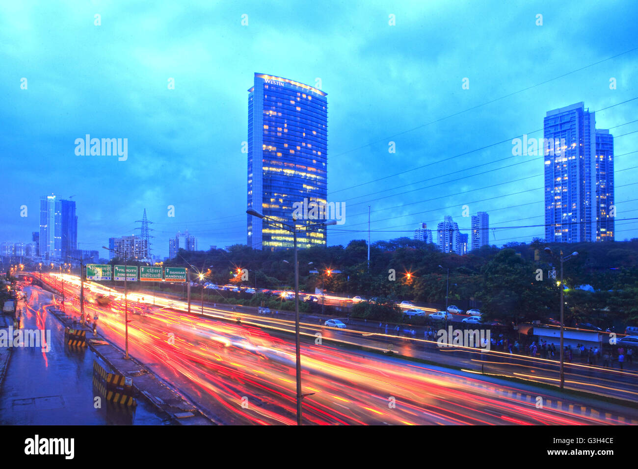 Mumbai, Maharashtra, India. Il 24 giugno 2016. Lo Skyline di Mumbai con grattacieli e traffico durante il monsone di stagione piovosa.L'economia indiana è fortemente dipendente dalla monsoni. Credito: Subhash Sharma/ZUMA filo/Alamy Live News Foto Stock