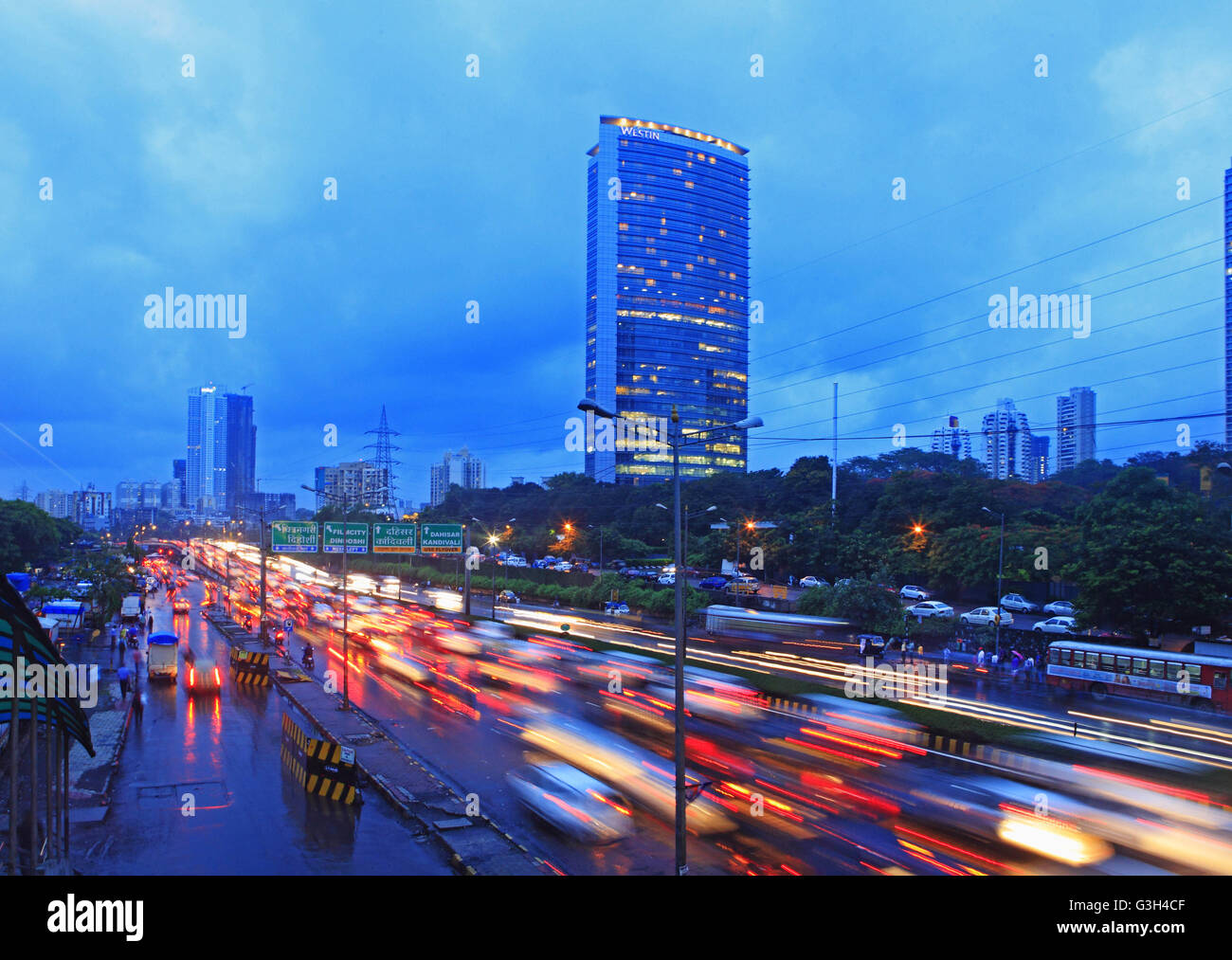 Mumbai, Maharashtra, India. Il 24 giugno 2016. 24 Giugno 2016 - Mumbai - India:.Mumbai Skyline con grattacieli e traffico durante il monsone di stagione piovosa.L'economia indiana è fortemente dipendente dalla monsoni. © Subhash Sharma/ZUMA filo/Alamy Live News Foto Stock