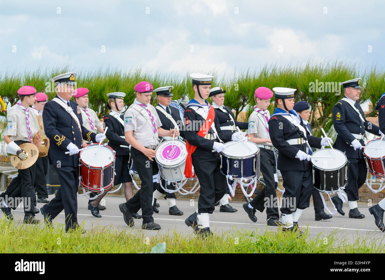 Forze armate giorno in Littlehampton, West Sussex, Regno Unito Sabato 25 Giugno 2016. Banda Militare marciare in parata lungo la promenade. Foto Stock