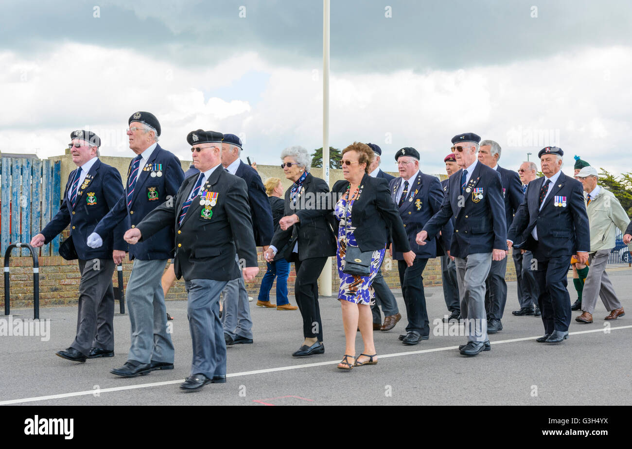 Forze armate giorno in Littlehampton, West Sussex, Regno Unito Sabato 25 Giugno 2016. Veterani militari marciare in parata lungo la promenade. Foto Stock