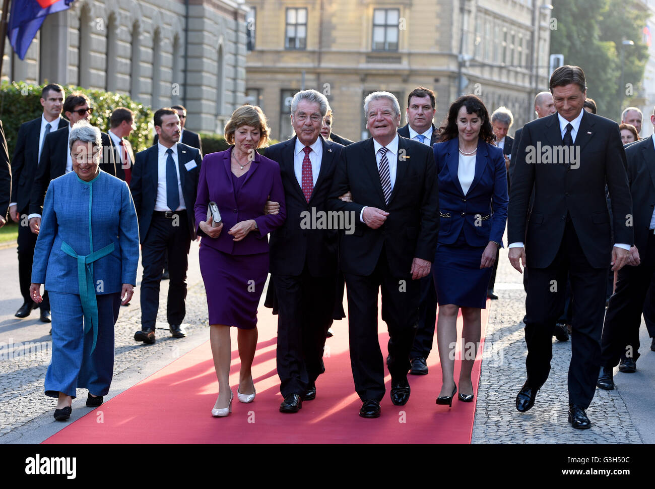 Il Presidente tedesco Joachim Gauck (anteriore 3a r) e il suo partner Daniela Schadt (2 l), presidente sloveno Borut Pahor e sua moglie Tanja Pecar (r) nonché il presidente austriaco Heinz Fischer e sua moglie Margit (l) a piedi attraverso Lubiana, Slovenia, 24 giugno 2016. I cinque giorni del viaggio del presidente tedesco termina con la celebrazione ufficiale della fondazione dello stato e il venticinquesimo anniversario dell indipendenza della Repubblica di Slovenia. Foto: RAINER JENSEN/dpa Foto Stock