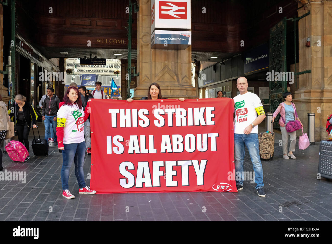 Membri della RMT sindacati picket fuori la stazione centrale di Glasgow per impedire la perdita di posti di lavoro nel settore delle ferrovie, Scozia Foto Stock