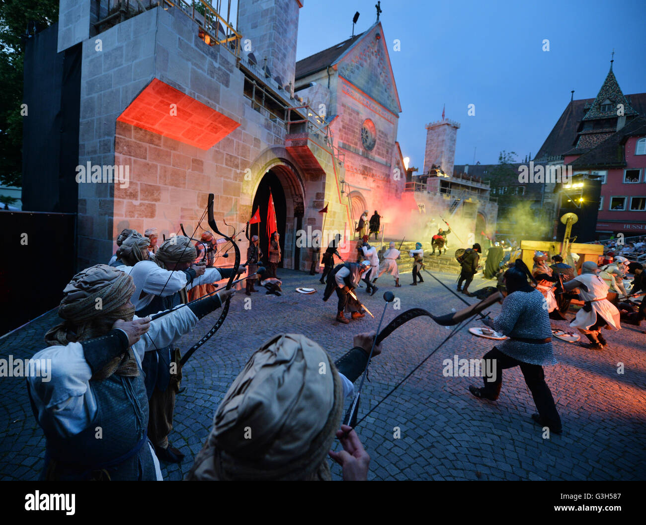 Schwaebisch Gmuend, Germania. Il 24 giugno 2016. Attori dilettanti vestiti come cavalieri di eseguire durante la premiere del teatro aperto per giocare a "taufersaga' in Schwaebisch Gmuend, Germania, 24 giugno 2016. Il costoso aria aperta la produzione con più di 1.600 volontari doveva premiere, ma poi annullato a causa di un forte temporale. Foto: JAN-PHILIPP STROBEL/dpa/Alamy Live News Foto Stock