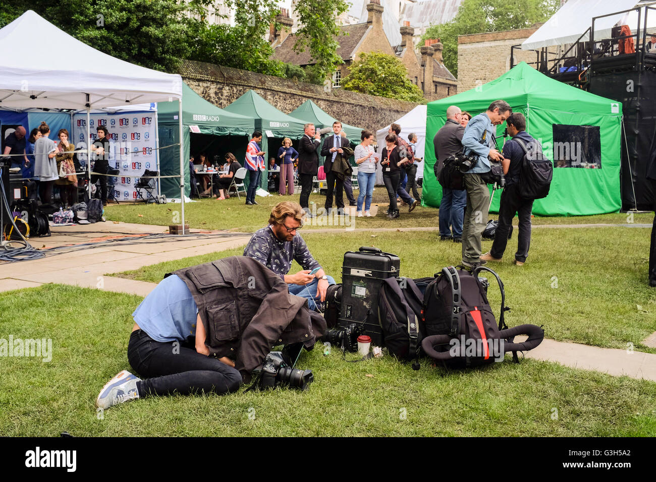 Londra, Regno Unito. 24 giugno 2016 premere i fotografi di modificare le immagini nell'area di supporto di fronte alla sede del Parlamento a seguito dei risultati del referendum nel Regno Unito sull'adesione all'UE. Credito: mark phillips/Alamy Live News Foto Stock