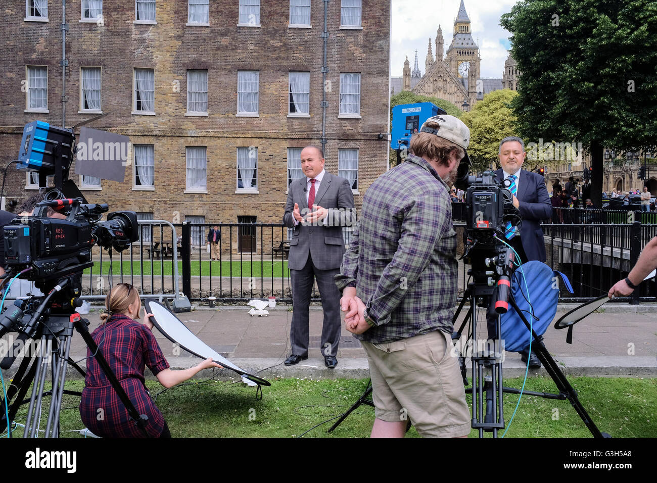 Londra, Regno Unito. Il 24 giugno 2016. Notizie della televisione reporter presente vivere alla telecamera di fronte alla sede del Parlamento, Westminster a seguito dei risultati del referendum nel Regno Unito sull'adesione all'UE. Credito: mark phillips/Alamy Live News Foto Stock