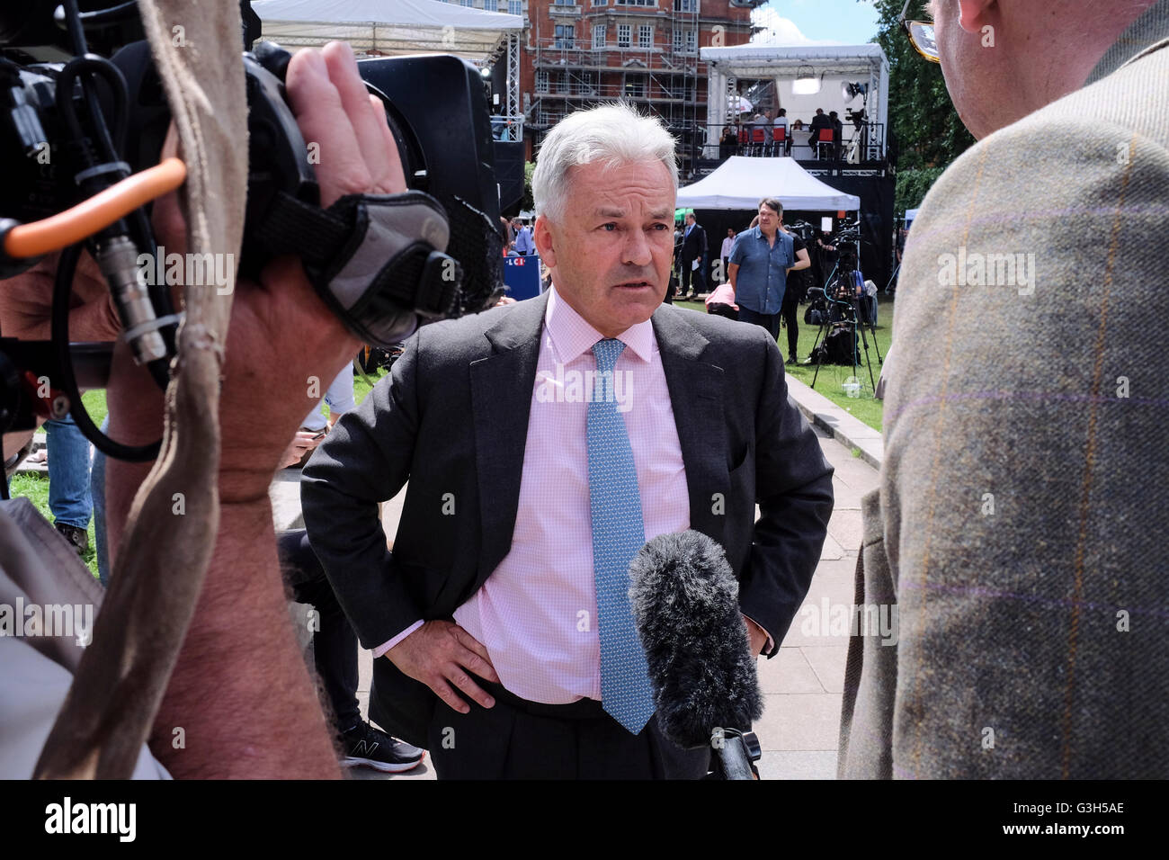 Londra, Regno Unito. 24 giugno 2016. Il deputato conservatore, Sir Alan Duncan, è intervistato per le notizie televisive, Westminster, Londra. Foto Stock