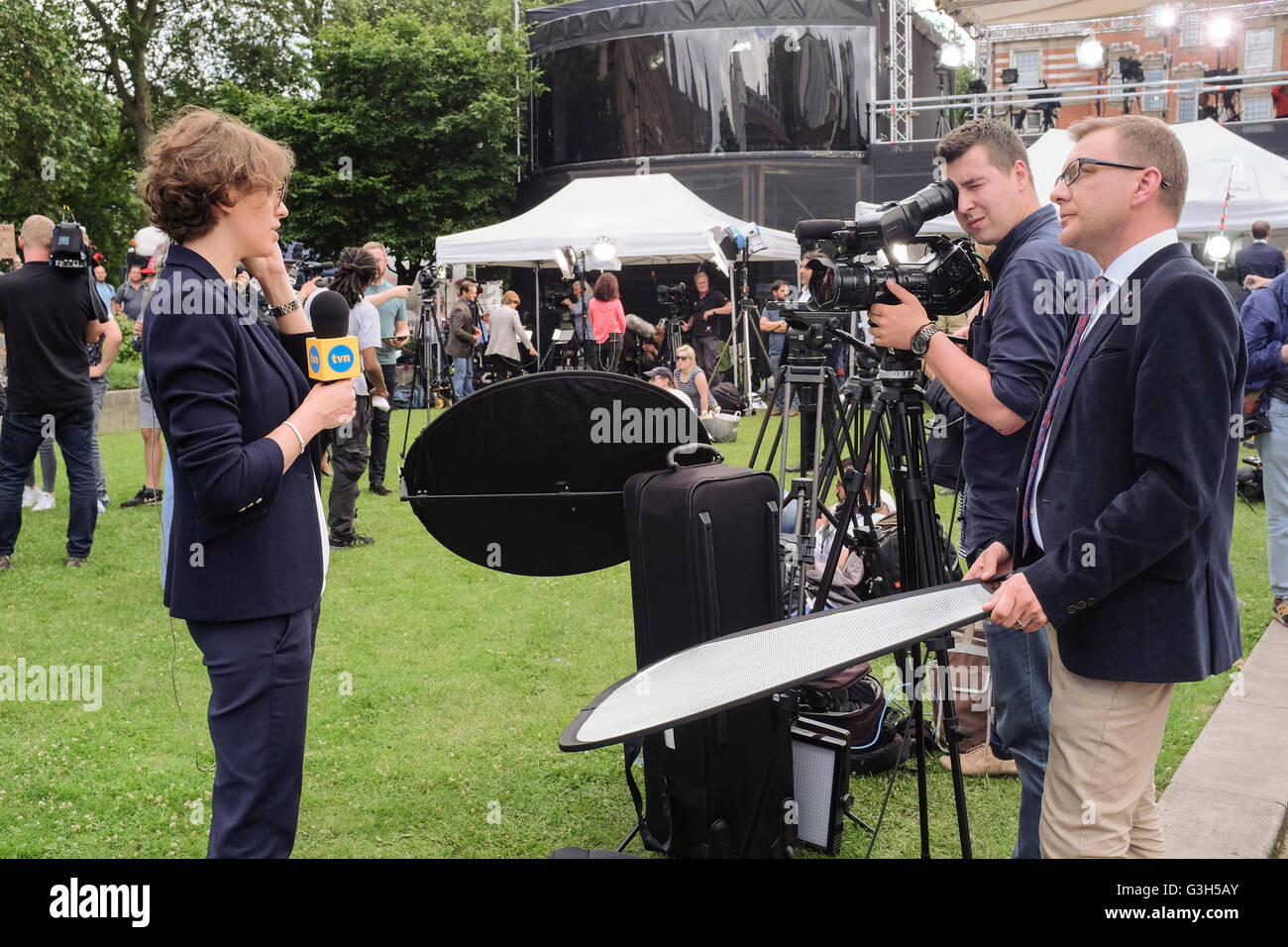 Londra, Regno Unito. 24 giugno 2016 notizie della televisione reporter dal canale polacco TVN presenta pezzi live alla telecamera di fronte alla sede del Parlamento, a seguito dei risultati del referendum nel Regno Unito sull'adesione all'UE, Westminster. Credito: mark phillips/Alamy Live News Foto Stock