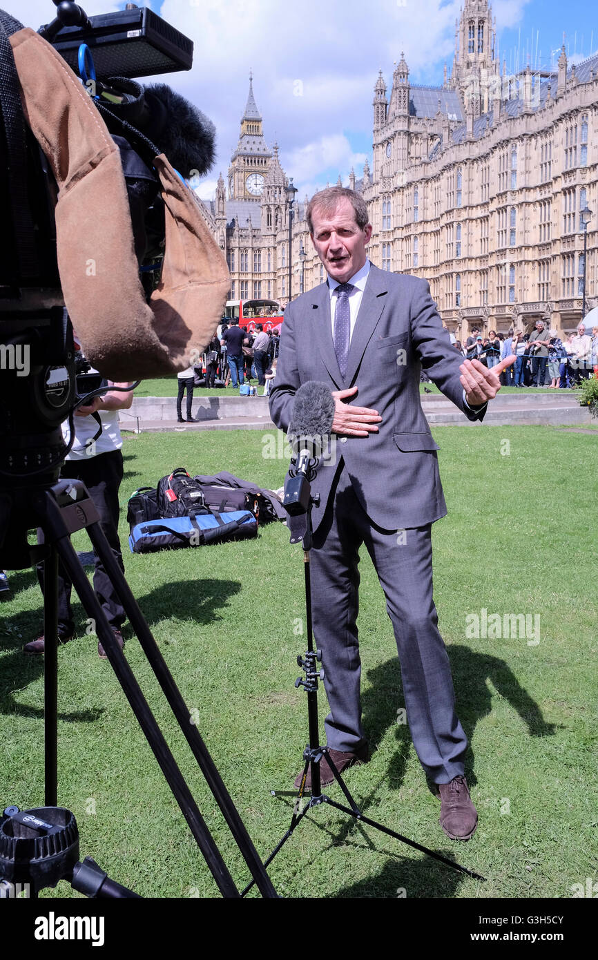 Alastair Campbell, ex direttore del governo delle comunicazioni e della strategia, è intervistato in diretta su una telecamera di fronte al Parlamento, Foto Stock