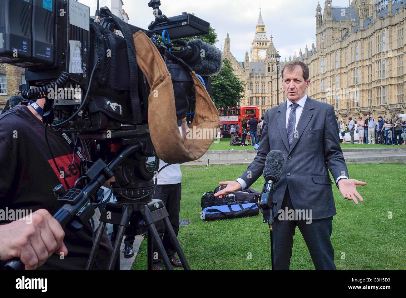 Alastair Campbell, ex direttore del governo delle comunicazioni e della strategia, è intervistato in diretta su una telecamera di fronte al Parlamento, Foto Stock