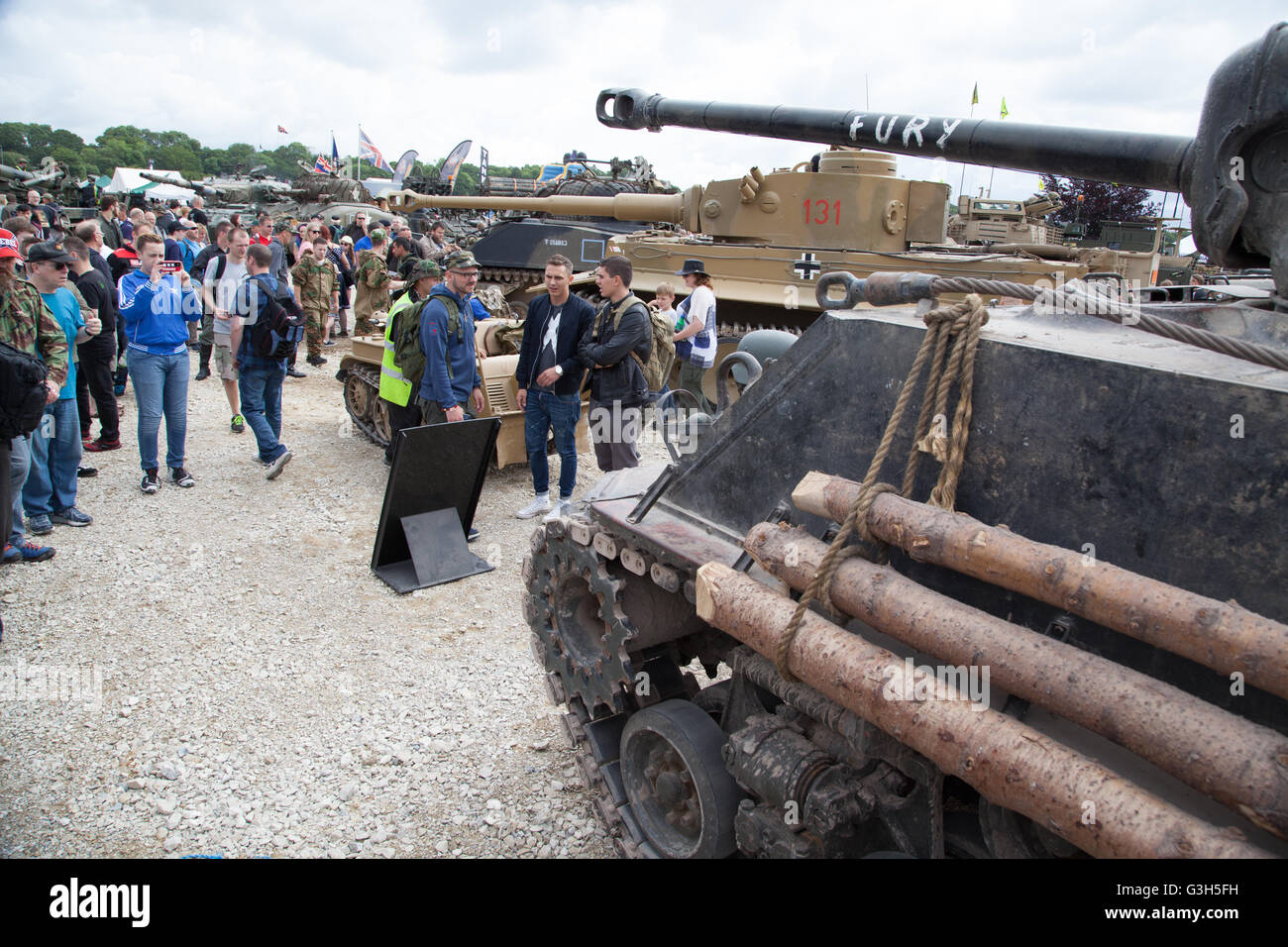 Bovington, Dorset, Regno Unito. Il 25 giugno 2016. Militari Tankfest show. Sherman M4A2E8 (Furore) e Tiger 1 (131) serbatoi, presenti nel film furia, con la folla a Tankfest show. Credito: Colin C. Hill/Alamy Live News Foto Stock