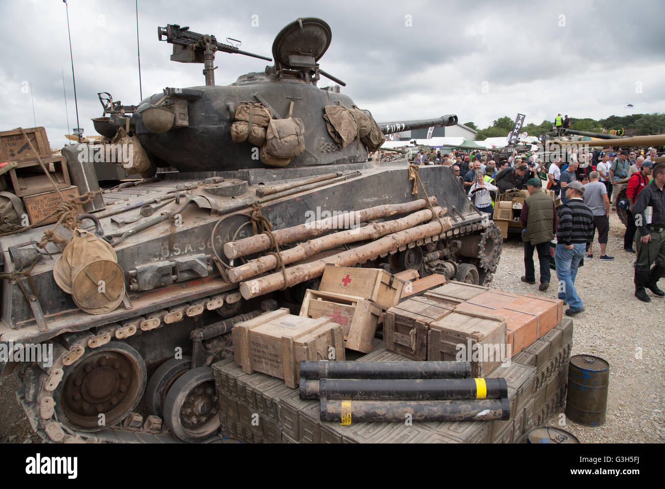 Bovington, Dorset, Regno Unito. Il 25 giugno 2016. Militari Tankfest show. American Sherman M4A2E8 (Furore) serbatoio presenti nel film furia, con la folla a Tankfest show. Credito: Colin C. Hill/Alamy Live News Foto Stock