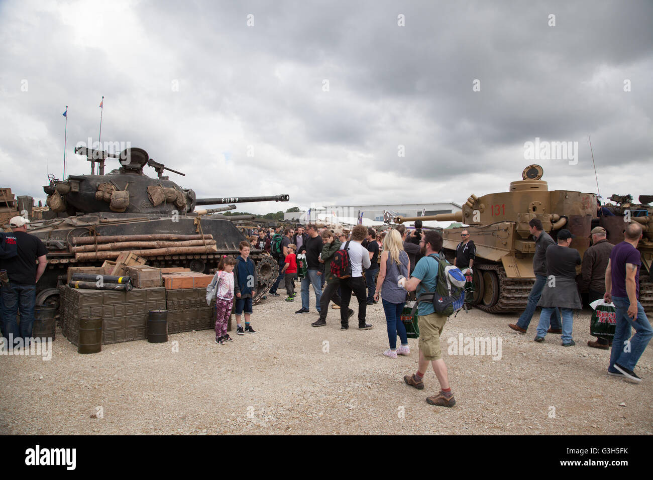 Bovington, Dorset, Regno Unito. Il 25 giugno 2016. Militari Tankfest show. American Sherman M4A2E8 (Furore) e tedesco Tiger 1 (131) serbatoi, presenti nel film furia, con la folla a Tankfest show. Credito: Colin C. Hill/Alamy Live News Foto Stock