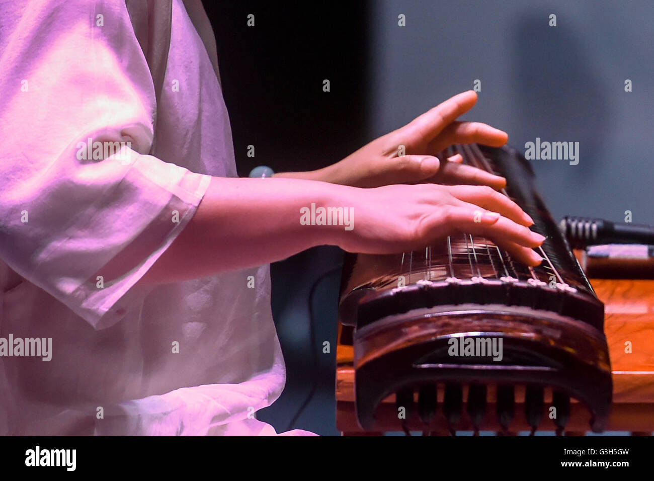 Guiyang, della Cina di Guizhou. Il 25 giugno, 2016. Musicista Wu Na gioca Guqin, a sette corde pizzicate strumenti presso un cinese tradizionale concerto di strumenti a Guiyang, capitale del sud-ovest della Cina di Guizhou, Giugno 25, 2016. Musicisti Wu Na e Huan Qing tenuto il concerto di sabato per mostrare il fascino della musica tradizionale cinese con strumenti musicali tradizionali. © Ou Dongqu/Xinhua/Alamy Live News Foto Stock